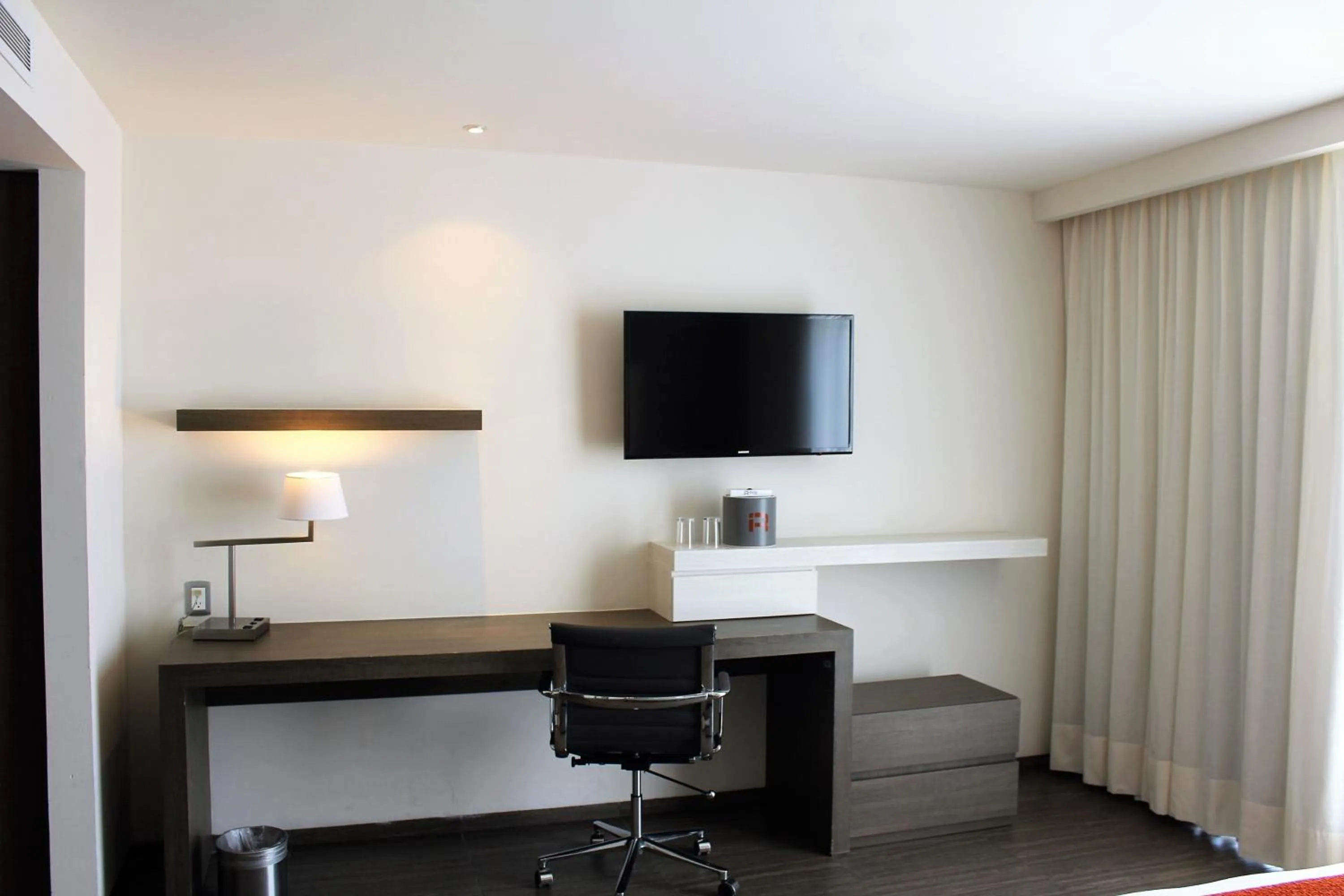 Photo of the whole room in Real Inn Cancún