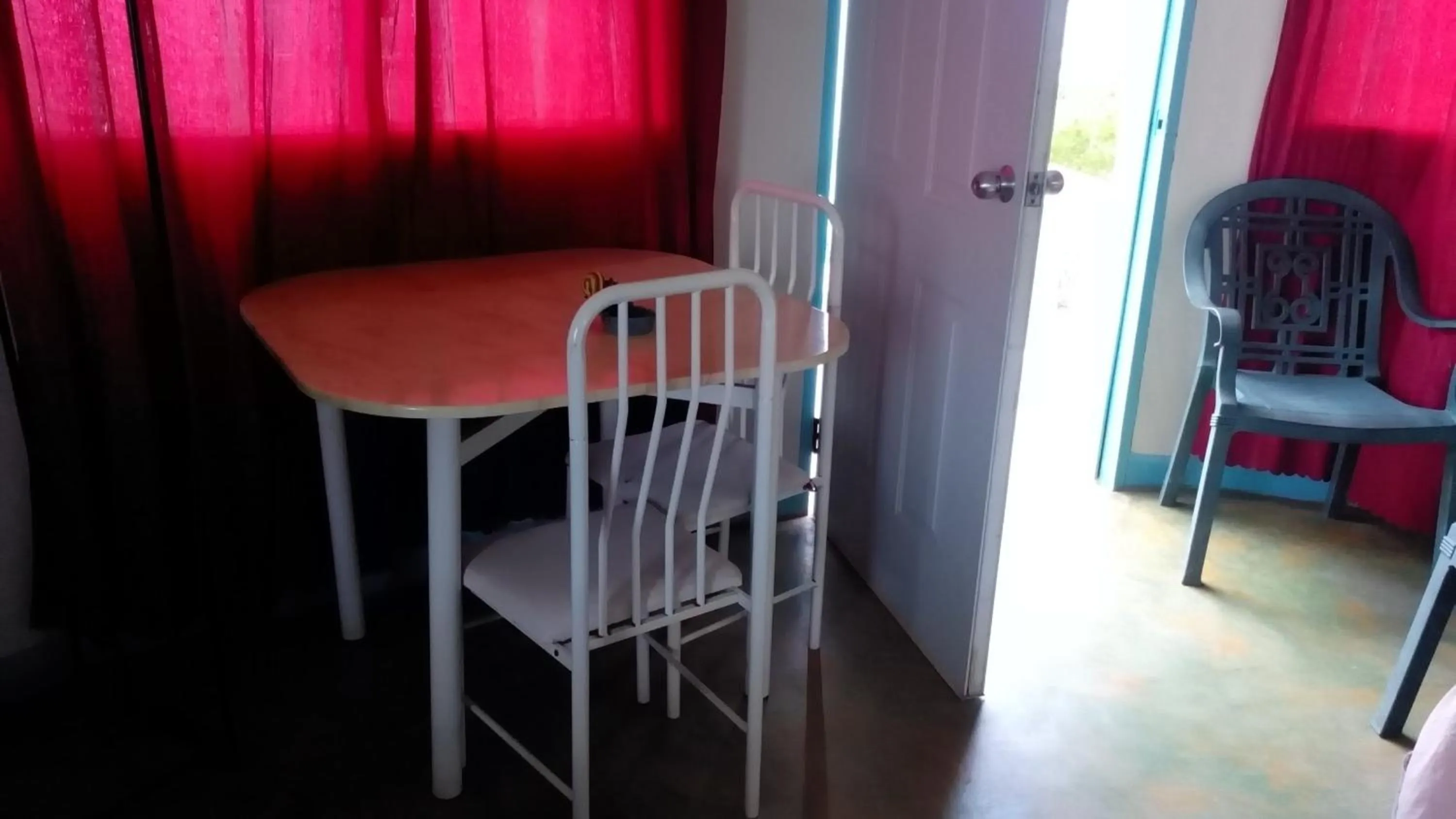 Dining area in Waikiki Guest House