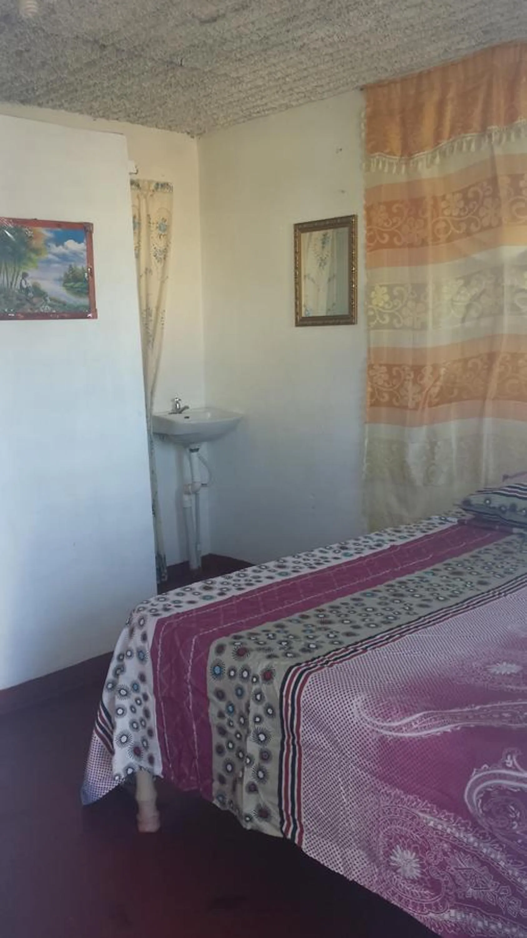 Decorative detail, Bed in Waikiki Guest House