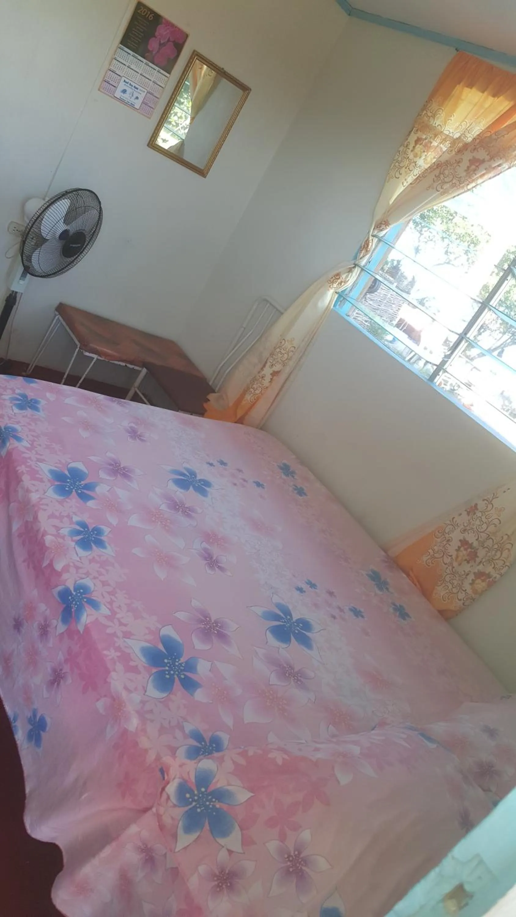 Bed in Waikiki Guest House