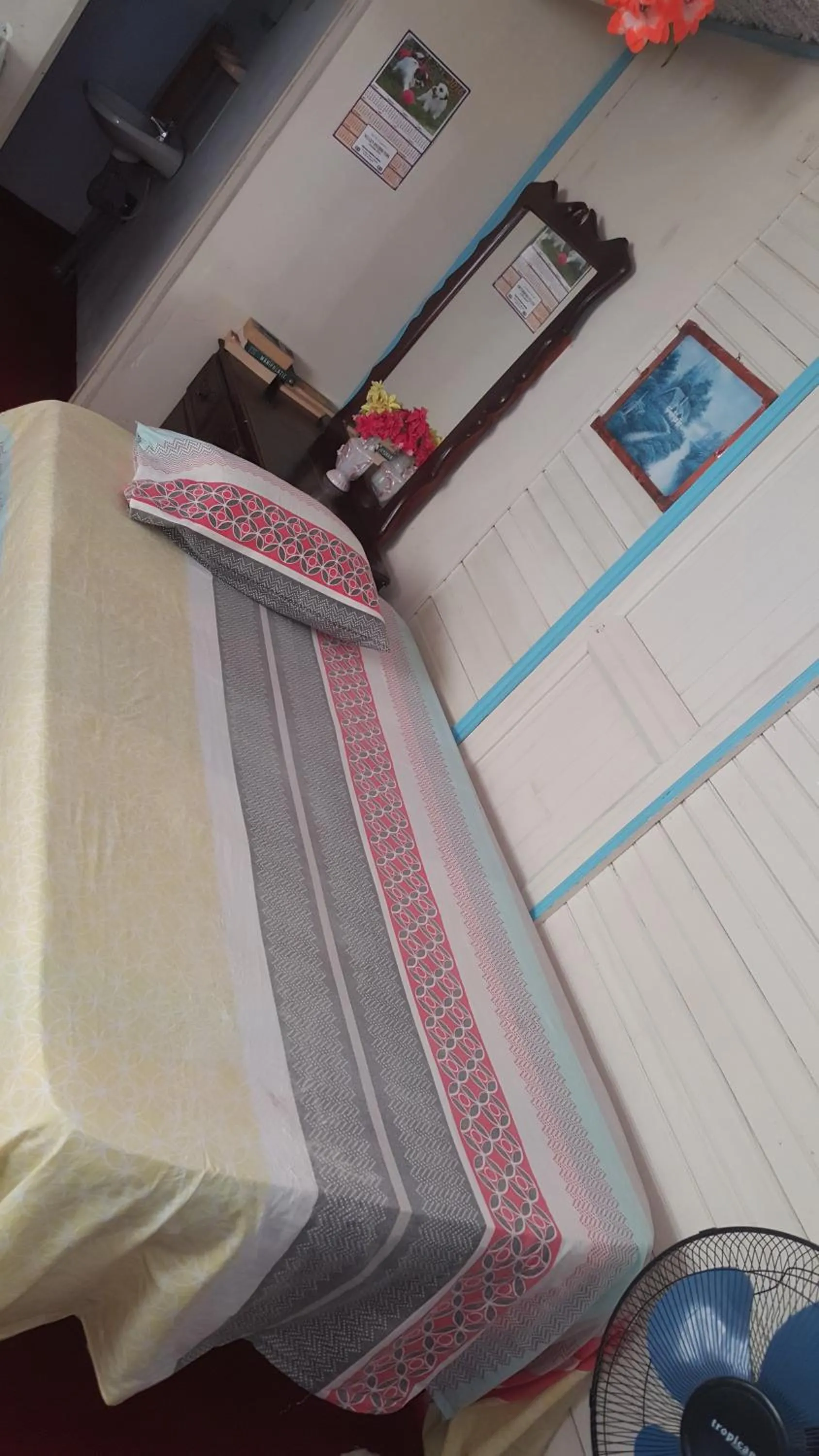 Bed in Waikiki Guest House