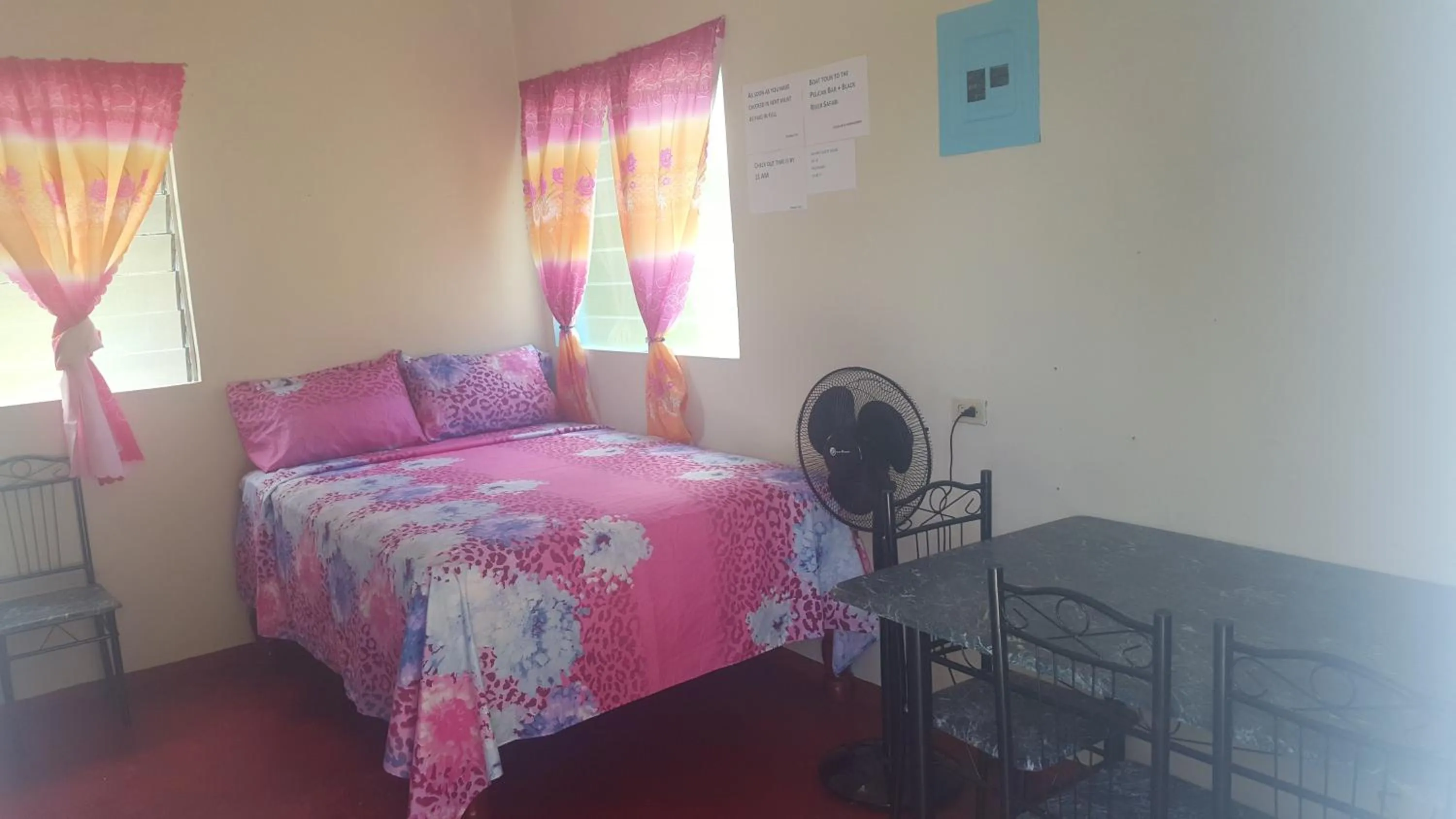 Bed in Waikiki Guest House