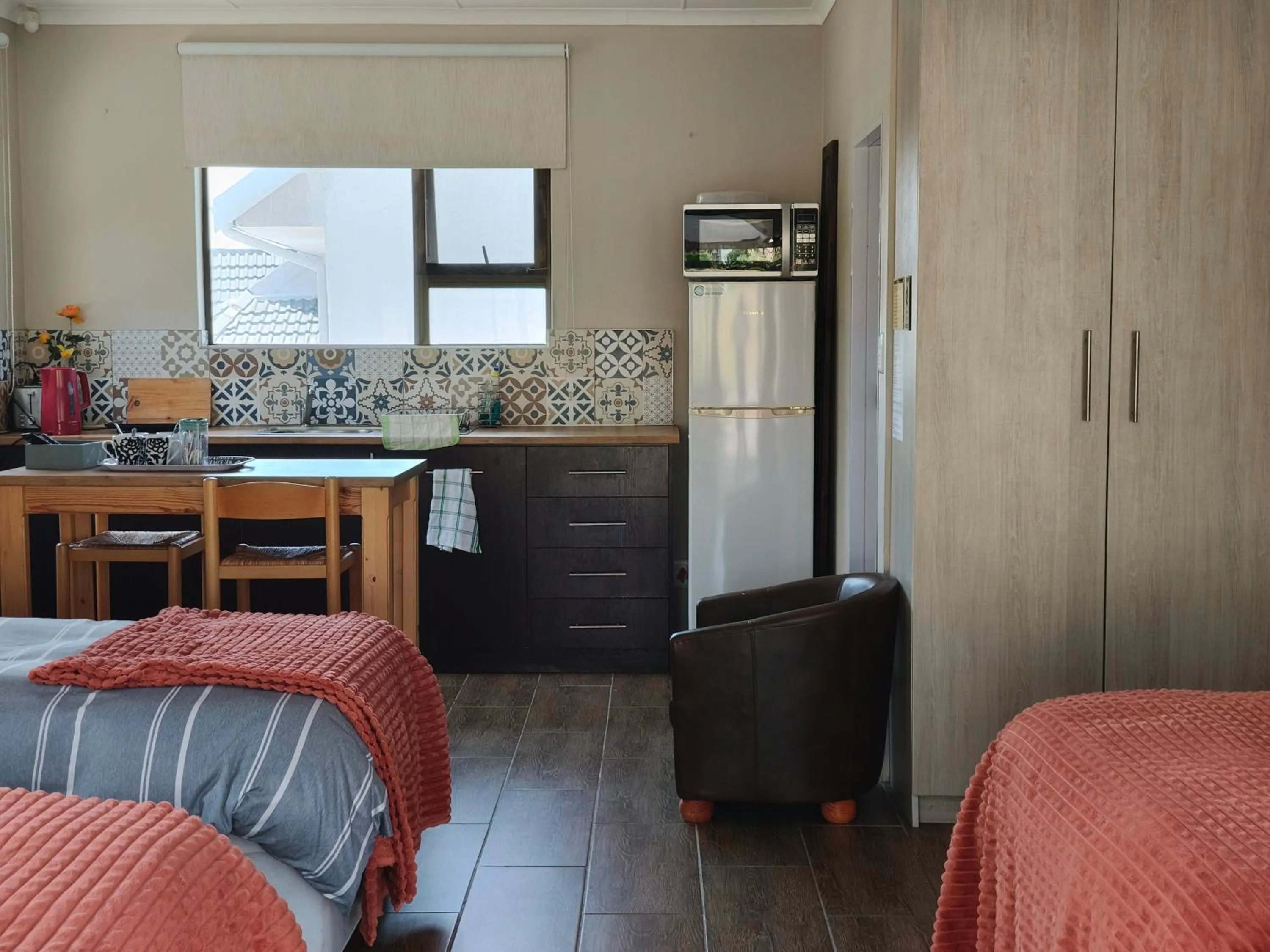 Kitchen or kitchenette, Bed in Cove View B&B
