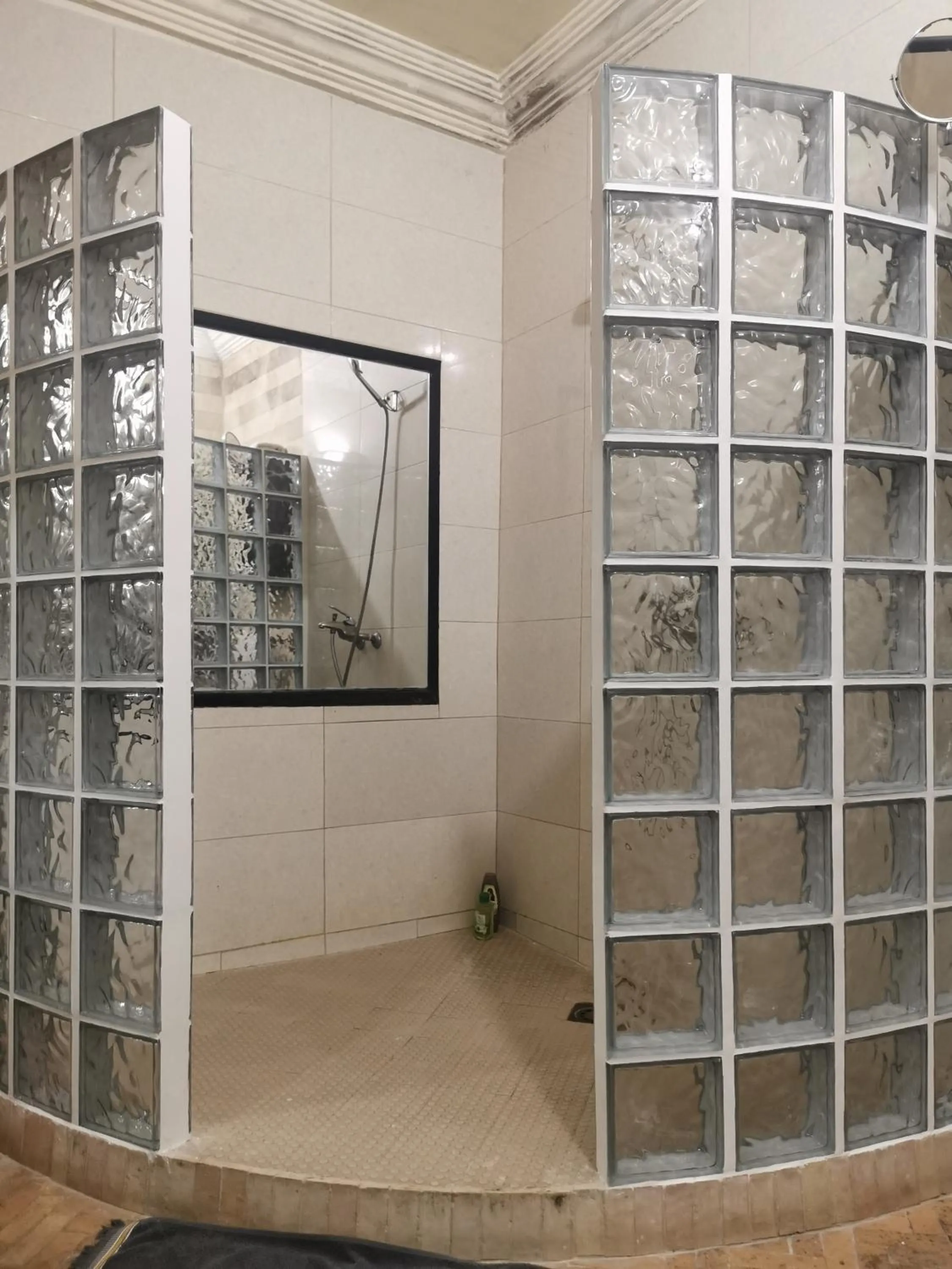 Shower in Ryad Laârouss