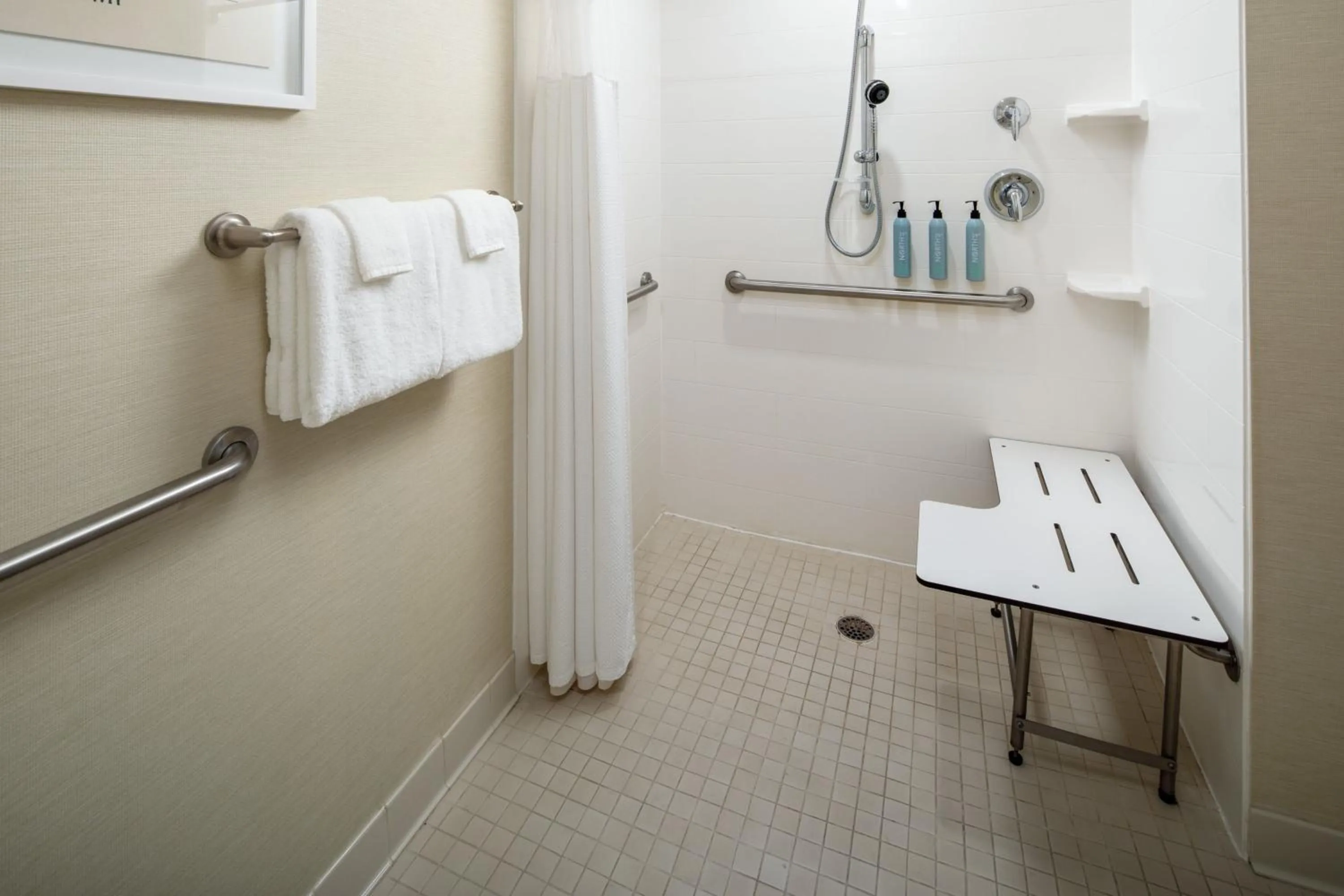 Bathroom in Courtyard by Marriott Charleston Downtown/Civic Center