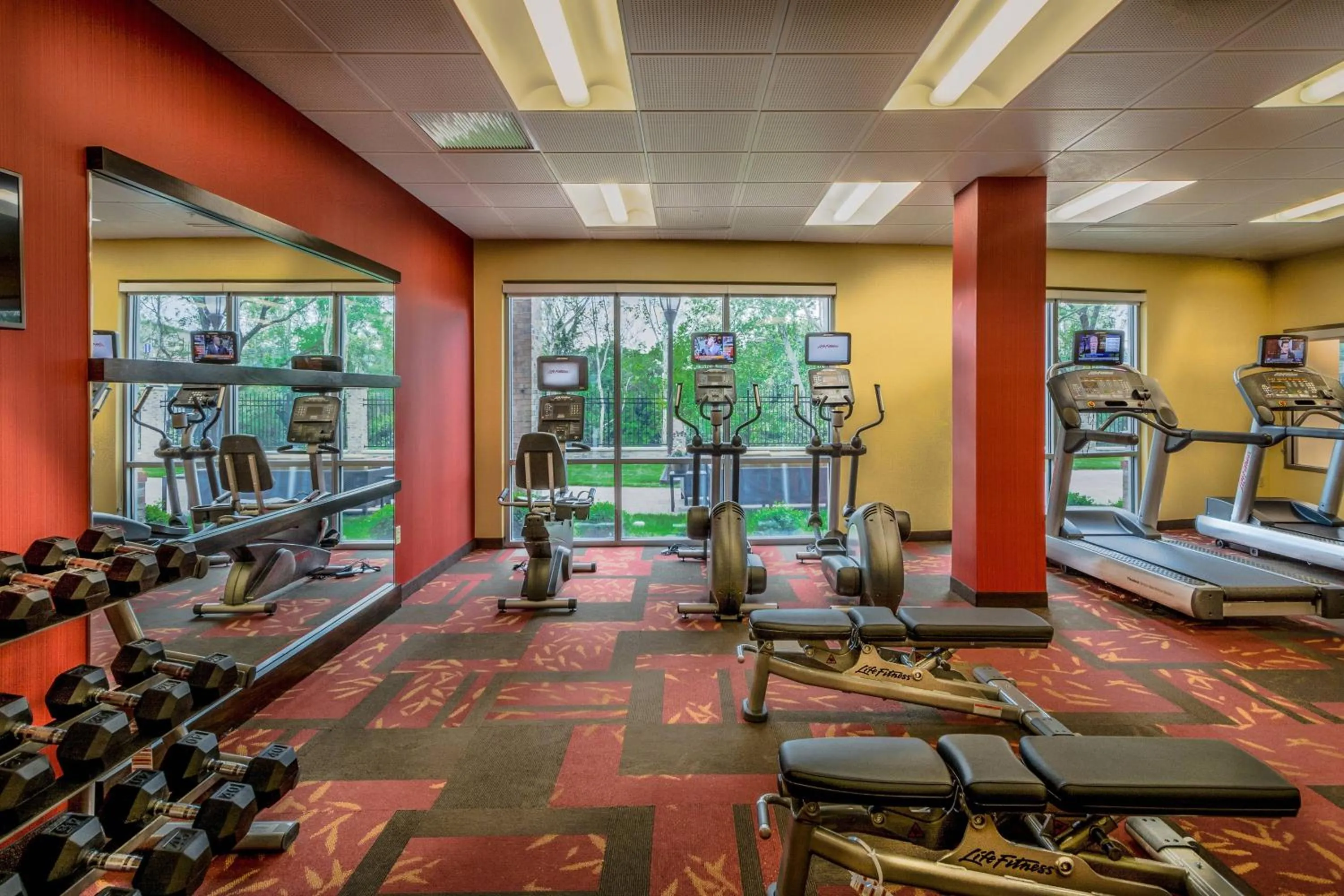 Fitness centre/facilities in Courtyard by Marriott Charleston Downtown/Civic Center