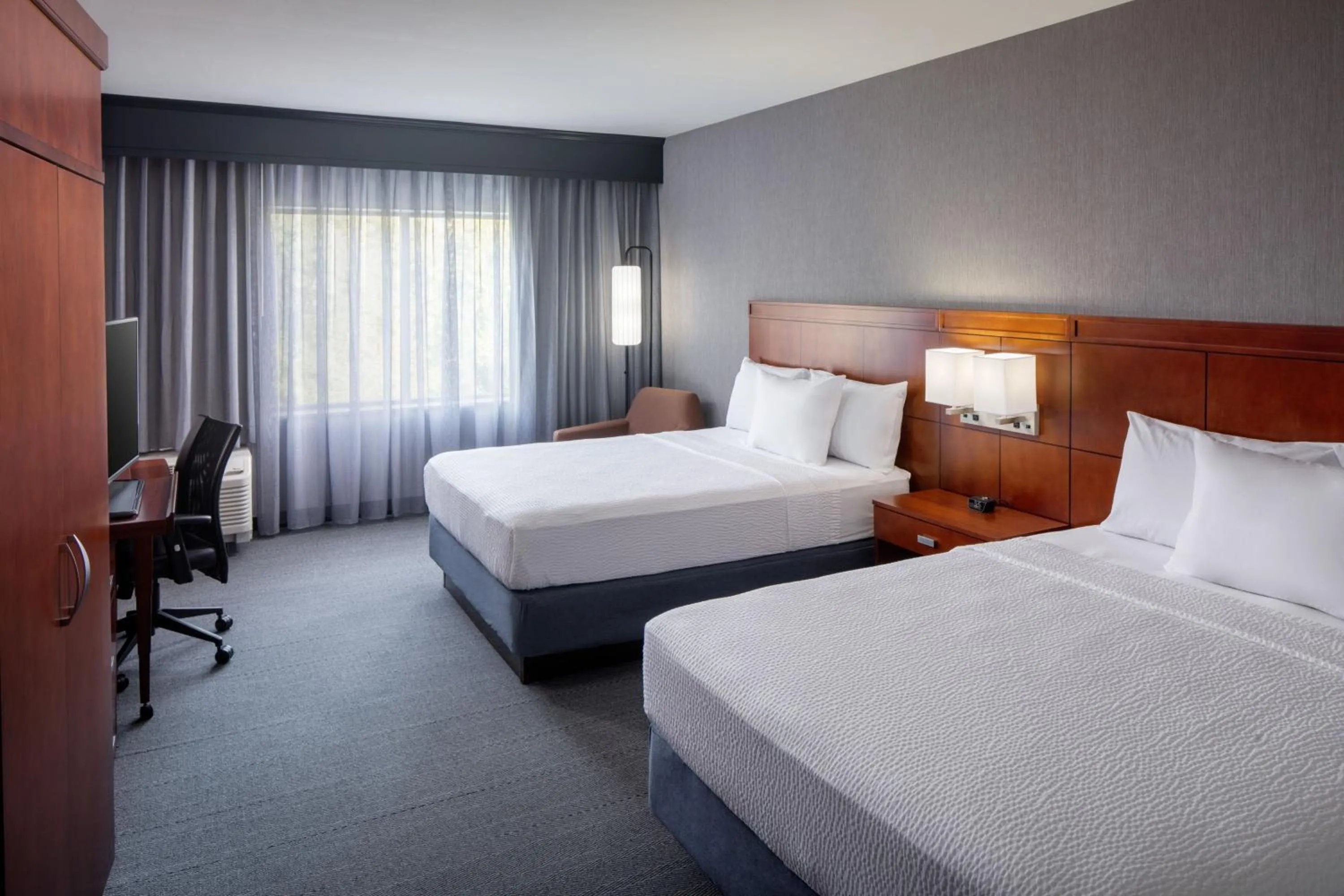 Photo of the whole room, Bed in Courtyard by Marriott Charleston Downtown/Civic Center