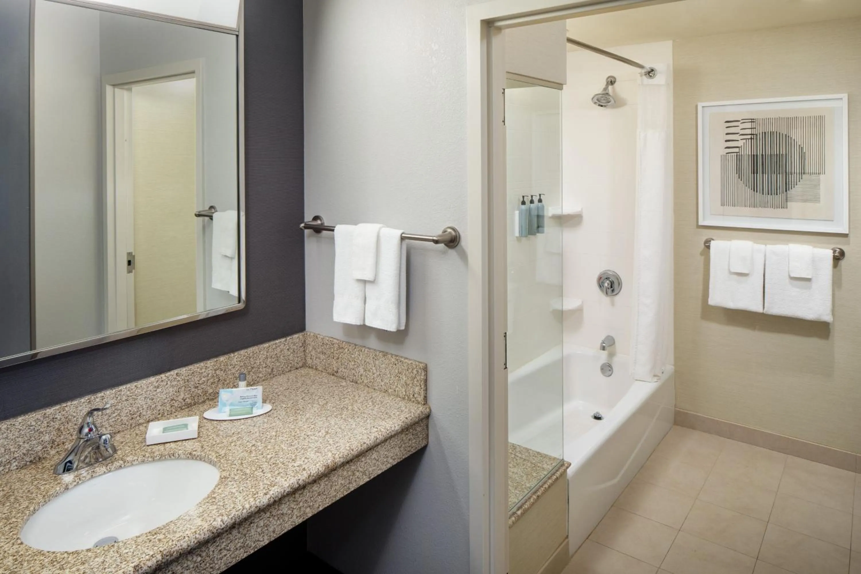 Photo of the whole room in Courtyard by Marriott Charleston Downtown/Civic Center