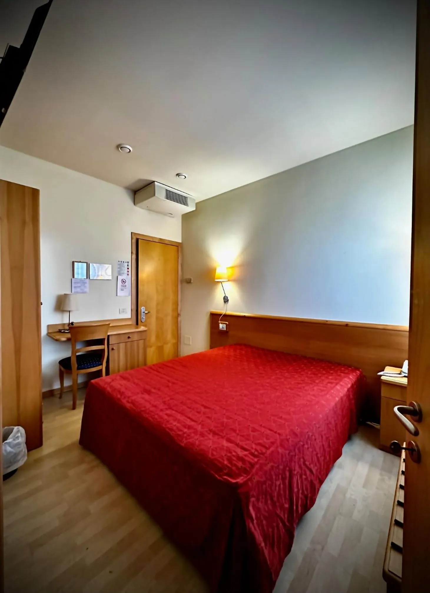 Communal lounge/ TV room, Bed in Hotel Ponte Molo