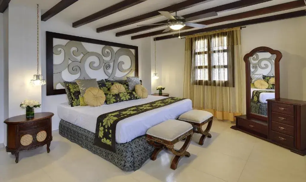 Deluxe Double Room with Balcony in Hotel Dorado Plaza Calle del Arsenal Deluxe Double Room with Balcony in Hotel Dorado Plaza Calle del Arsenal