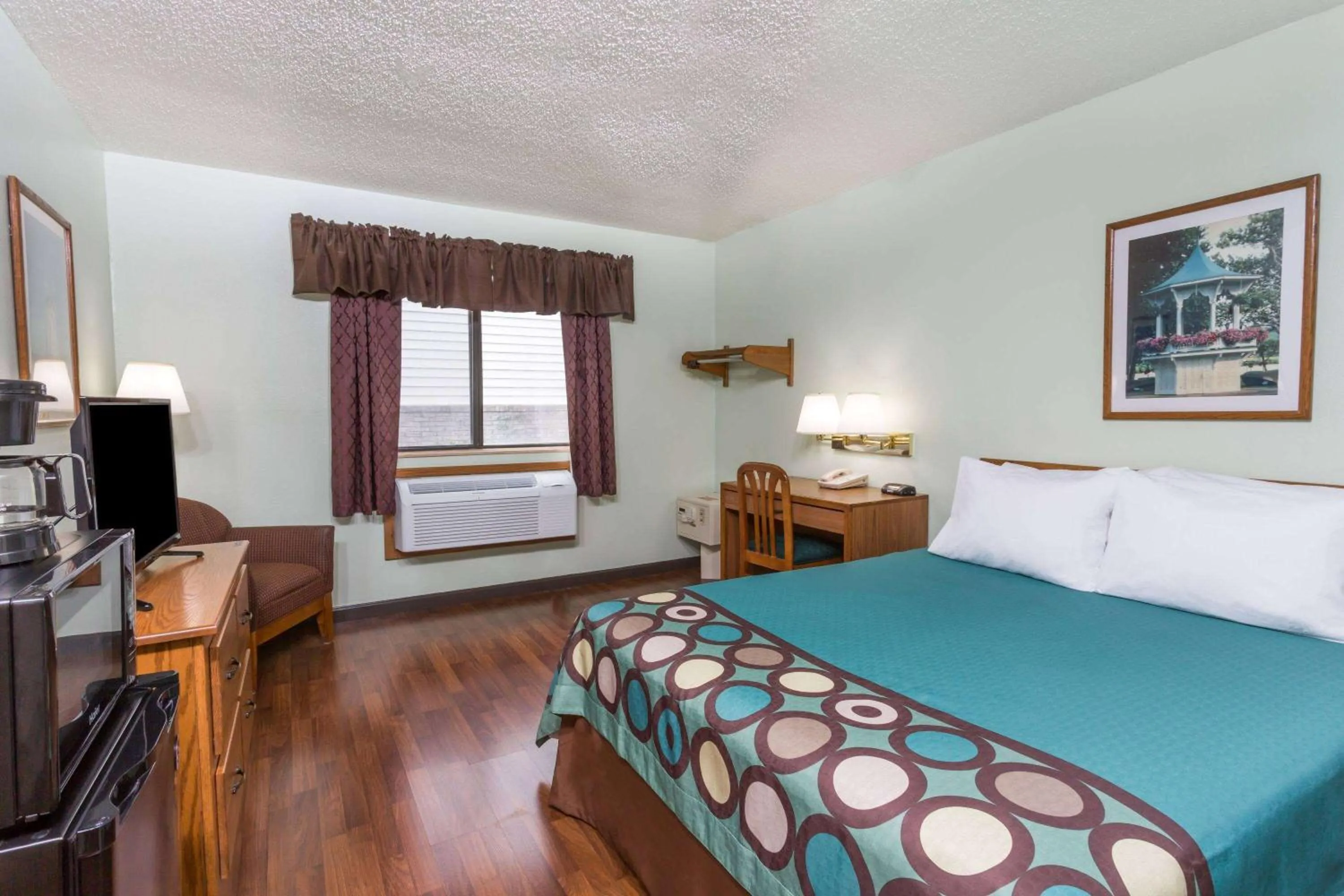 Photo of the whole room, Bed in Super 8 by Wyndham Gallipolis Pt Pleasant Area