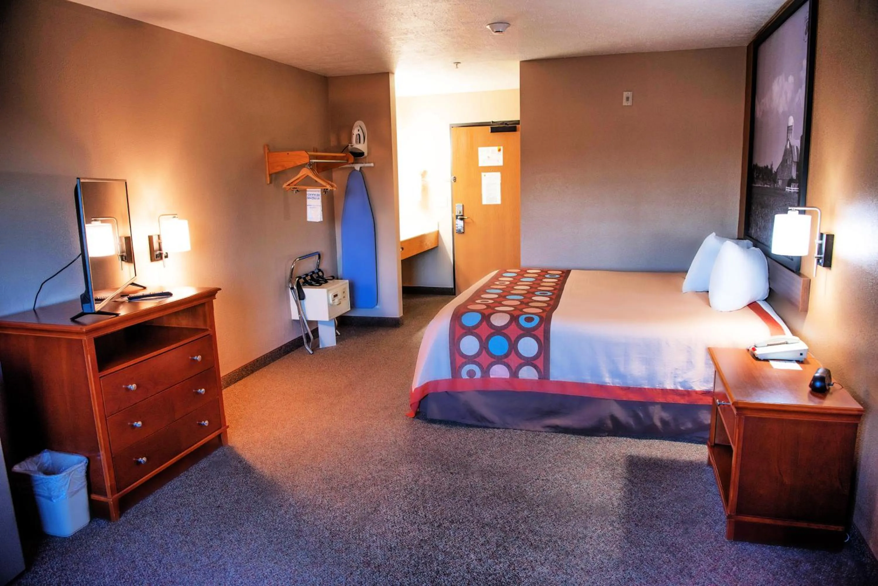 hair dresser, Bed in Super 8 by Wyndham Gallipolis Pt Pleasant Area