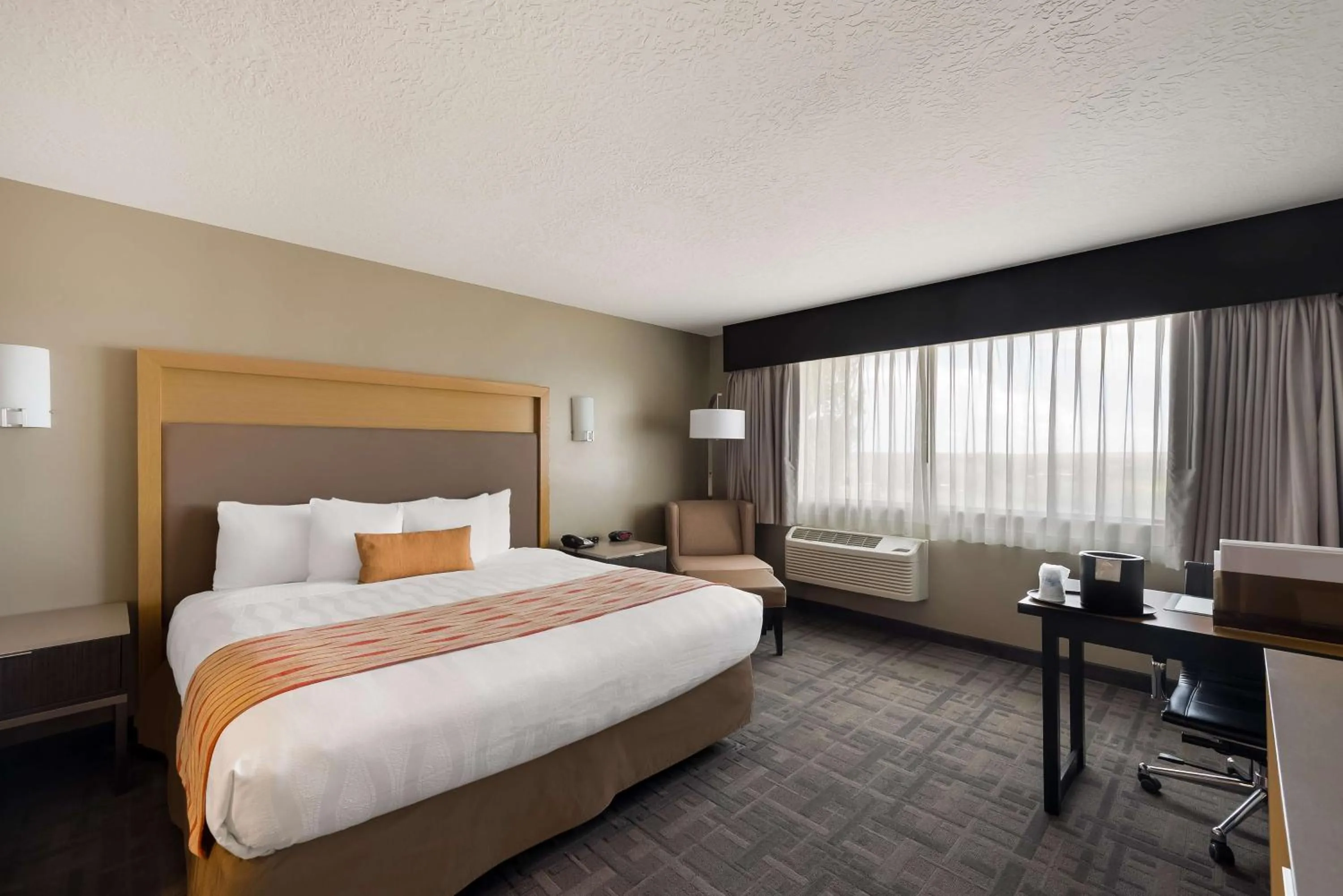 Bedroom, Bed in Best Western Plus Landmark Hotel