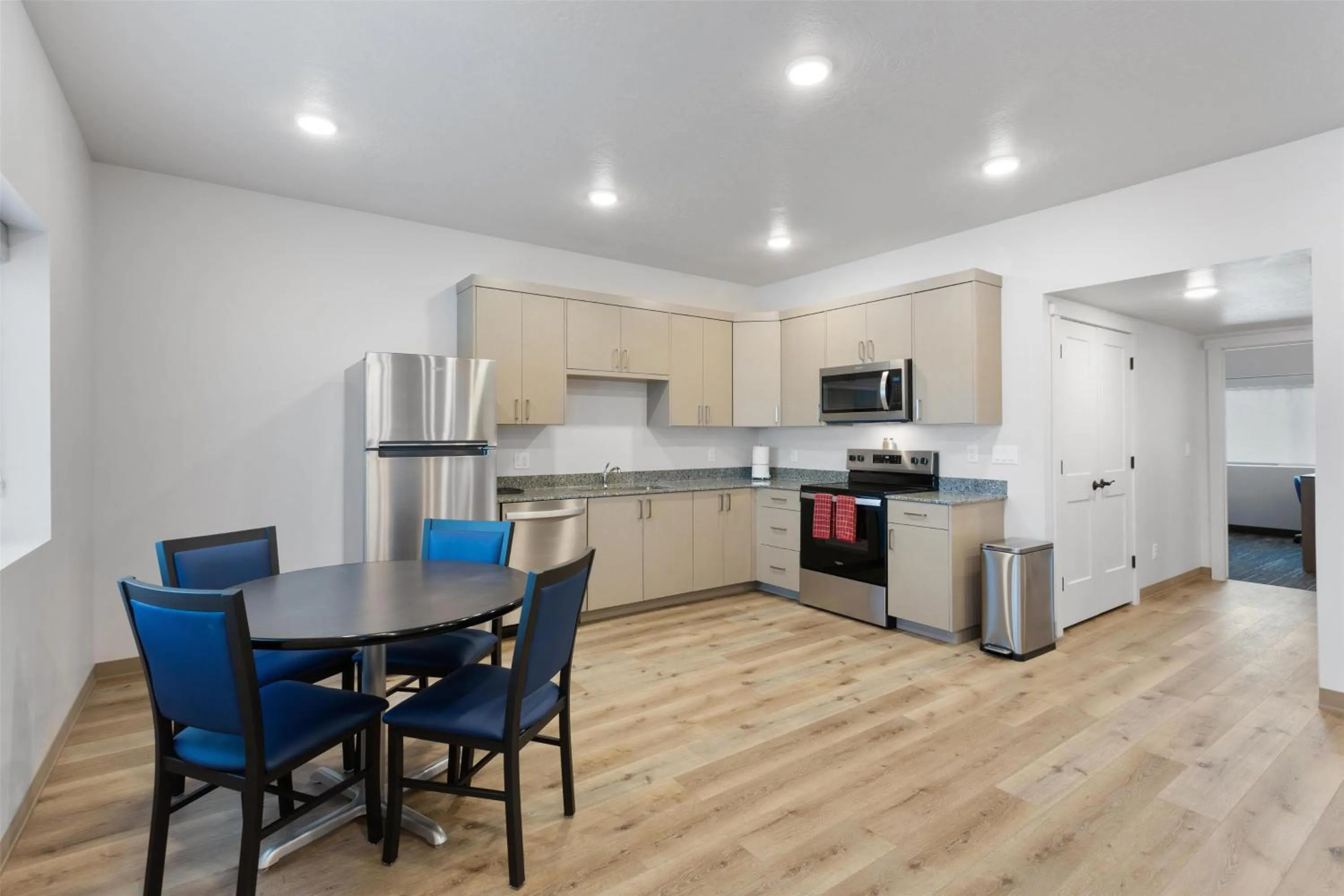 Kitchen or kitchenette in Best Western Plus Landmark Hotel