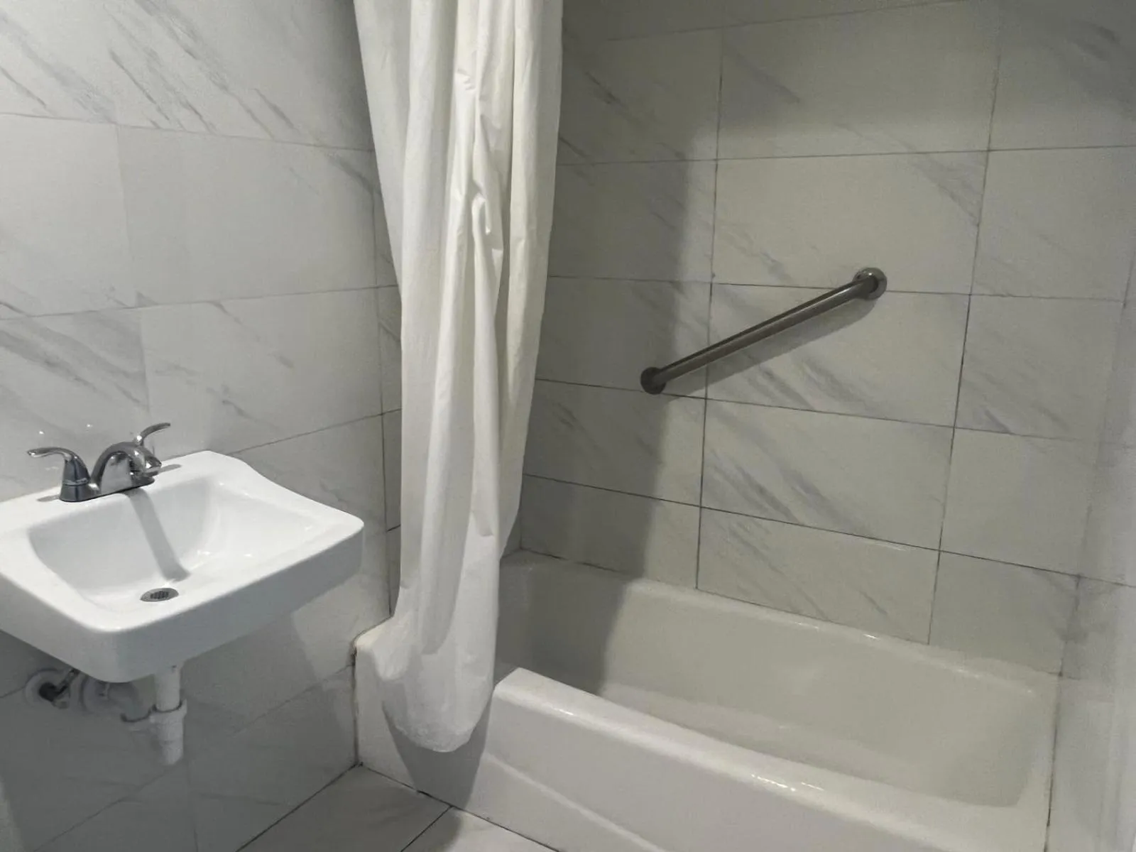 Shower in Pomona Inn