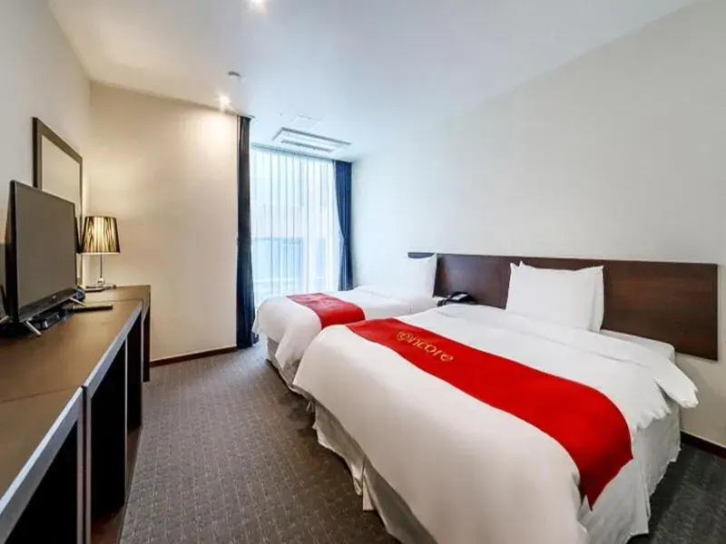 Large Twin Room in Hotel K-Tree Pyeongtaek Large Twin Room in Hotel K-Tree Pyeongtaek