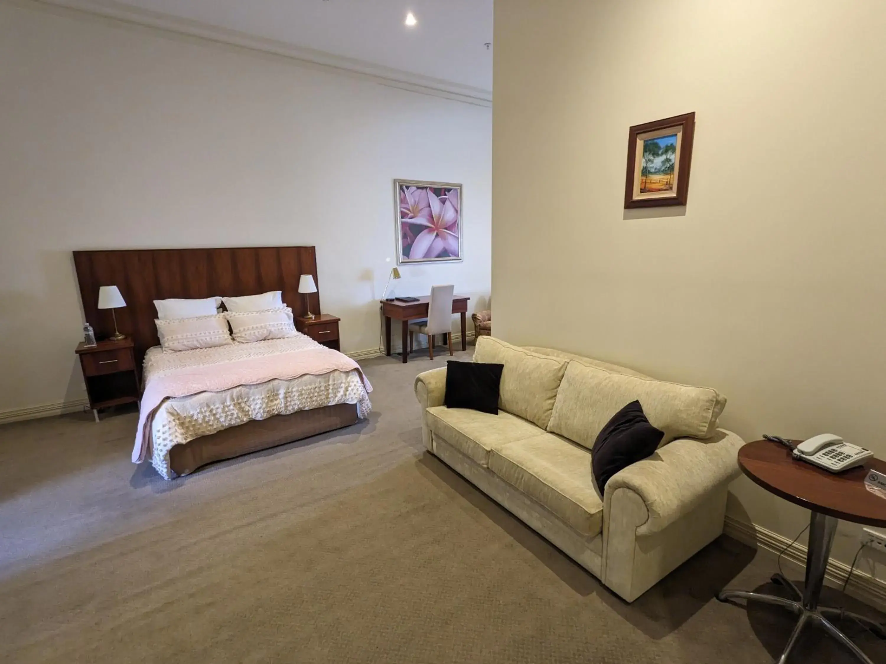 Queen Room with Balcony in The Astra Broken Hill Queen Room with Balcony in The Astra Broken Hill