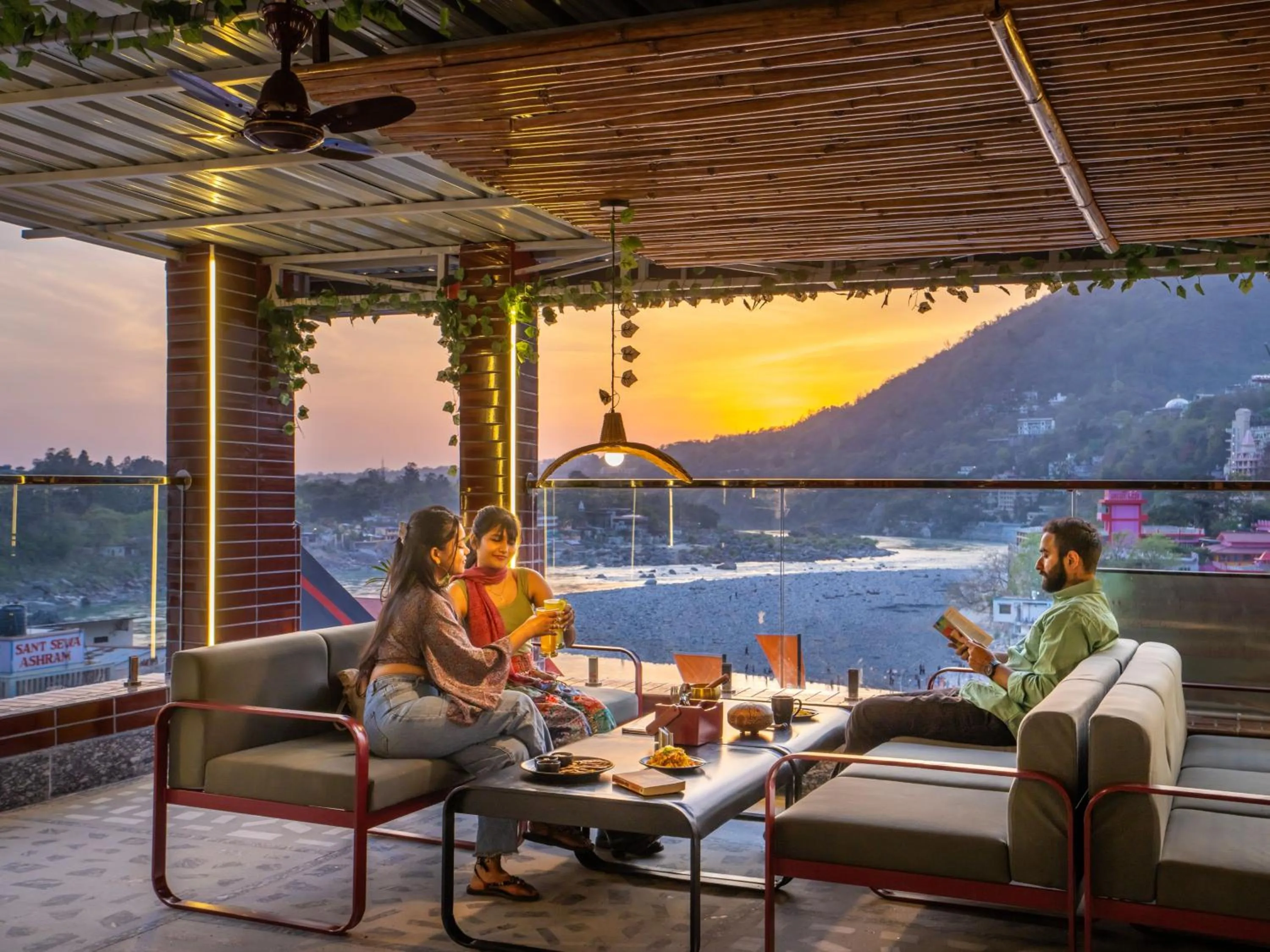 Restaurant/places to eat in The Hosteller Rishikesh, Ganges