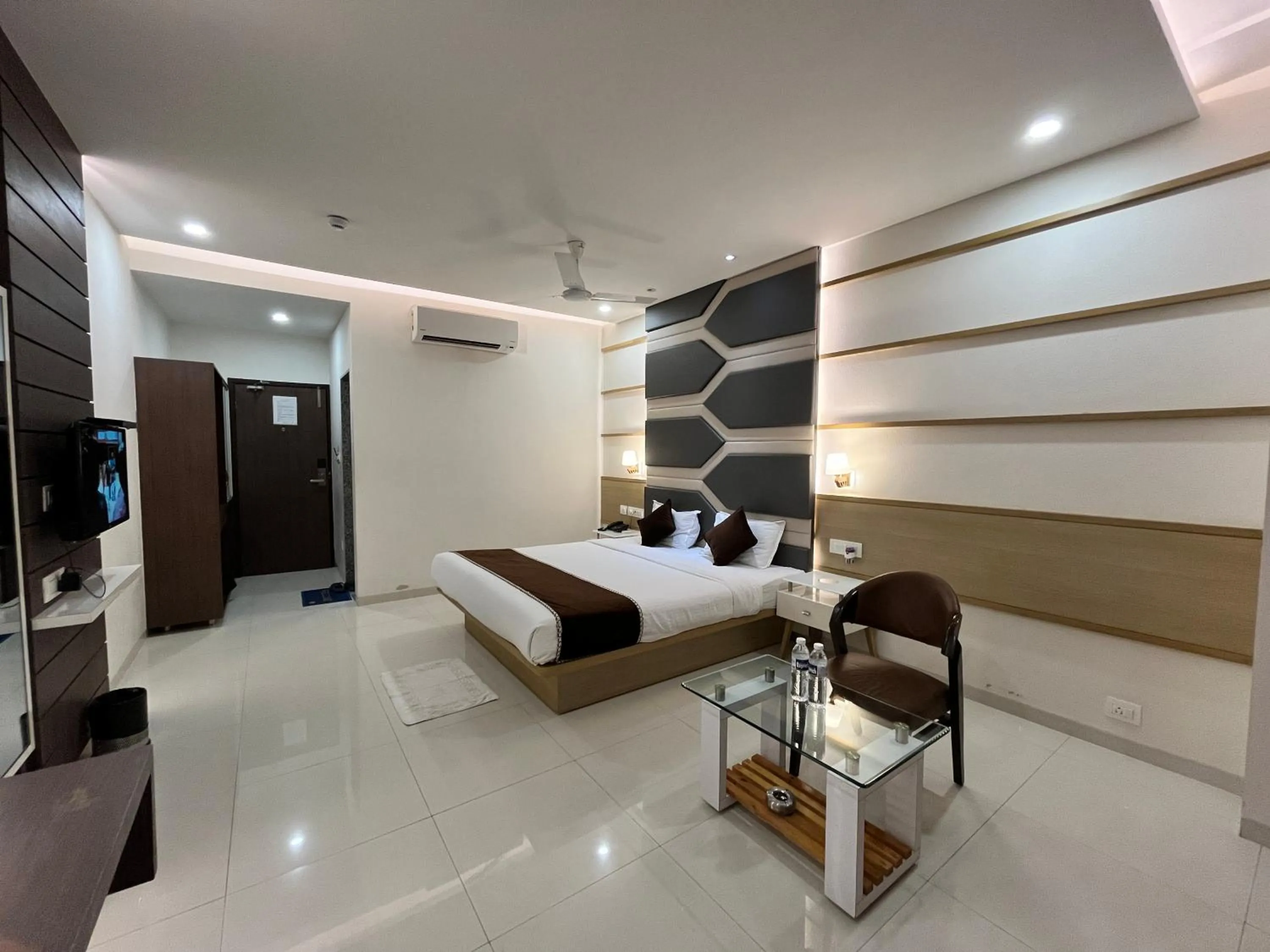 Photo of the whole room, Bed in Hotel Grand Darshan Vadodara