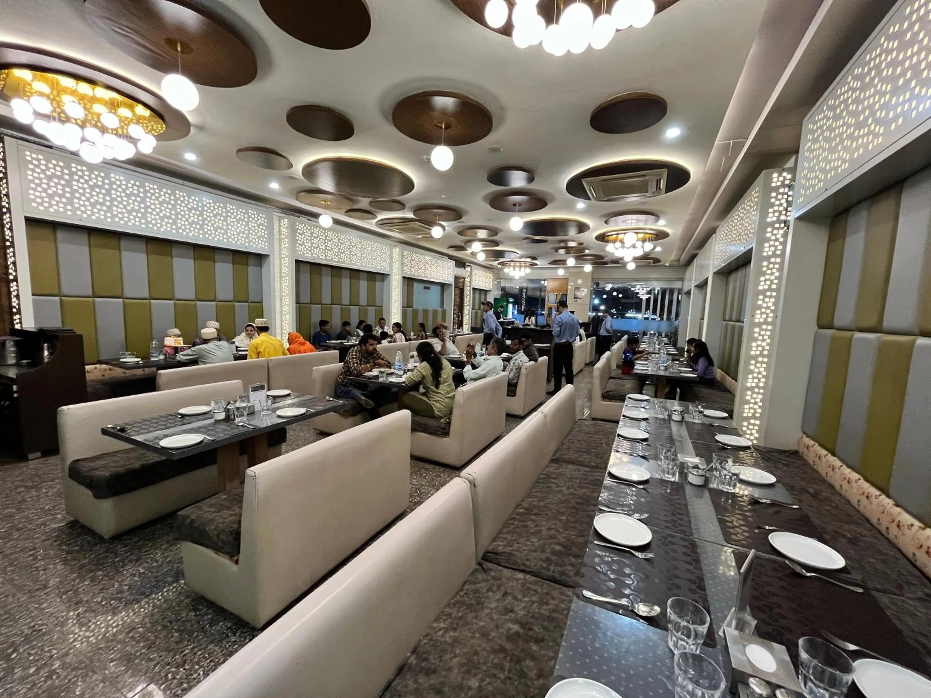 Restaurant/places to eat in Hotel Grand Darshan Vadodara