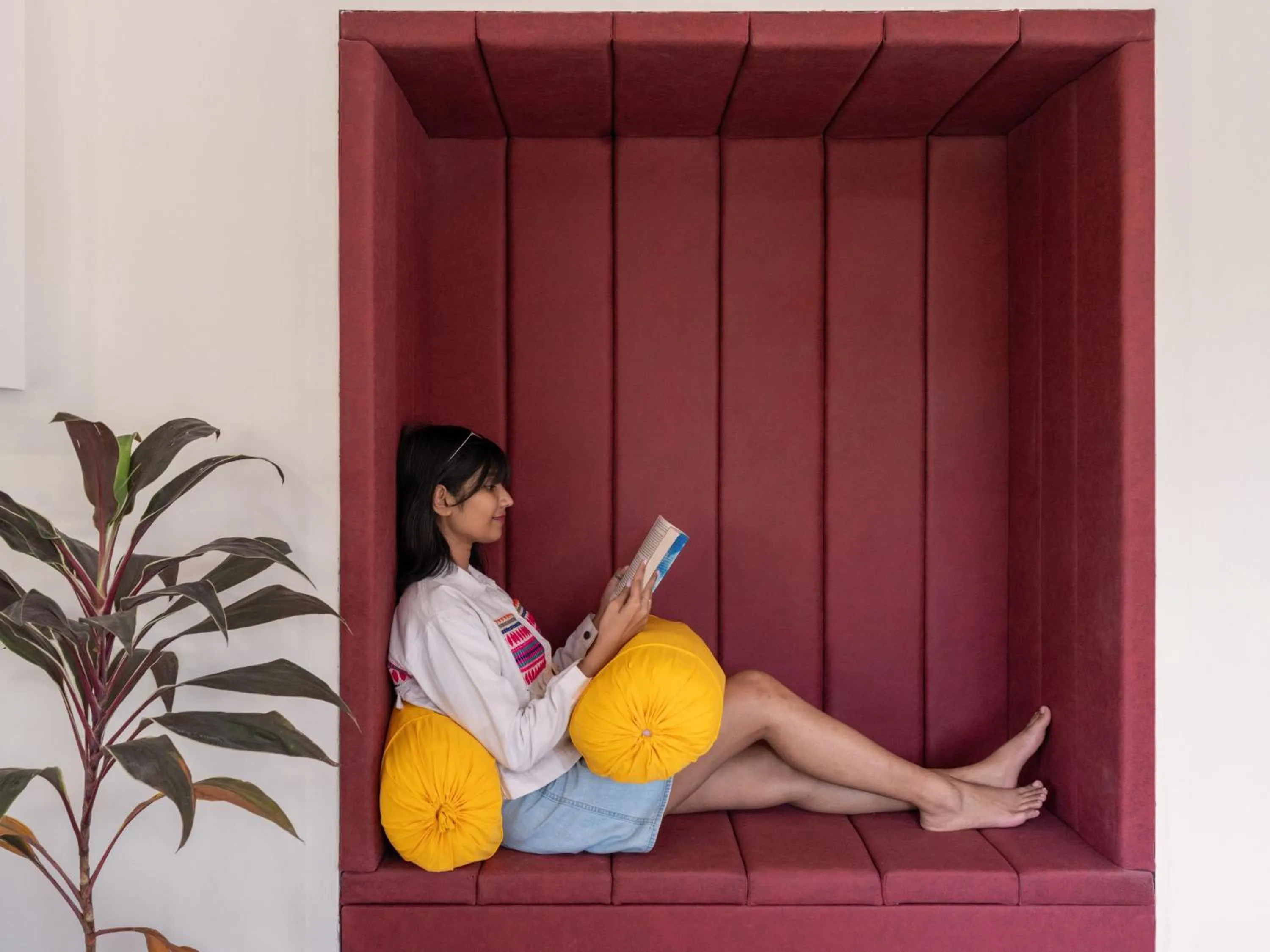 Library in The Hosteller Jaipur, MI Road