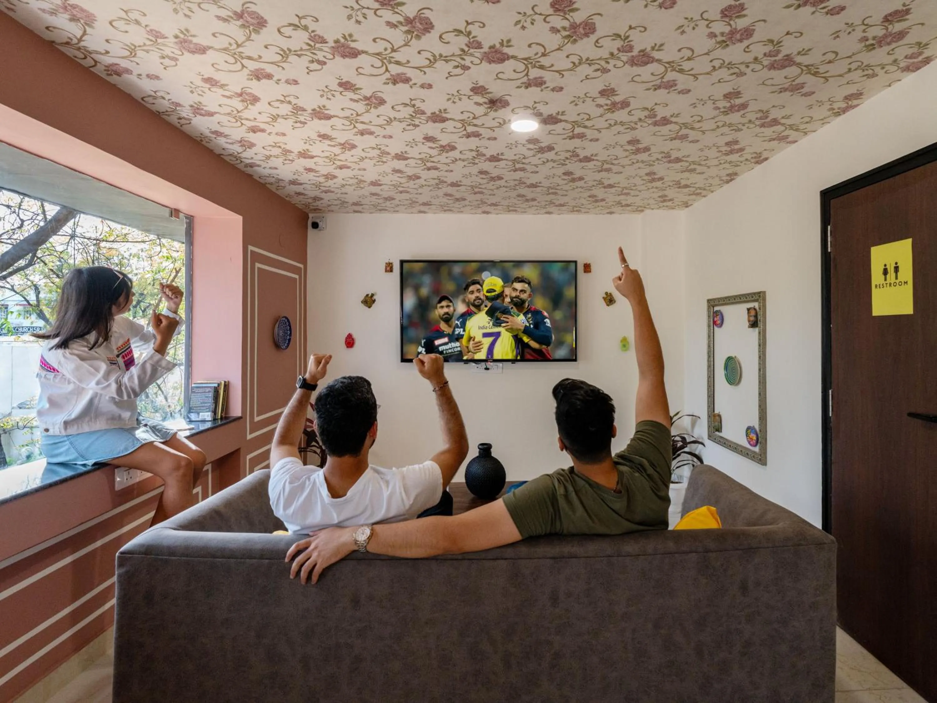 Communal lounge/ TV room in The Hosteller Jaipur, MI Road