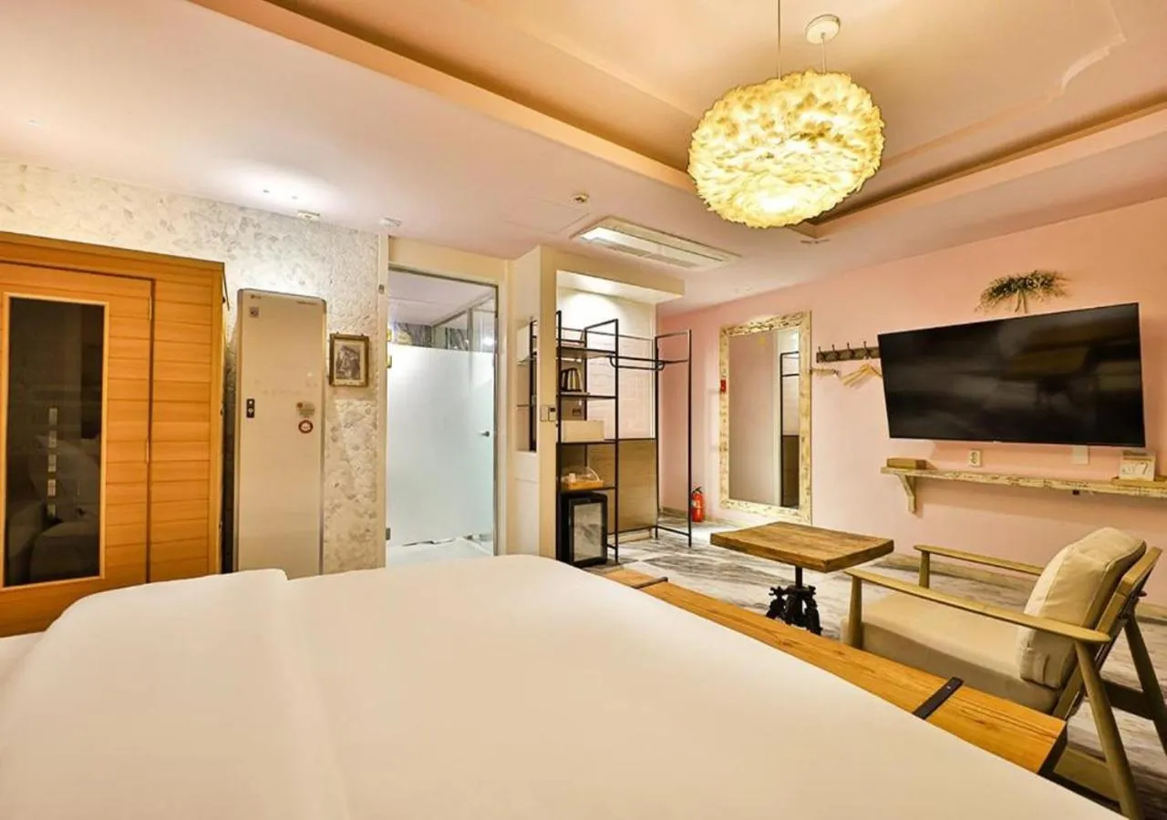 Bed in February Hotel Gimhae