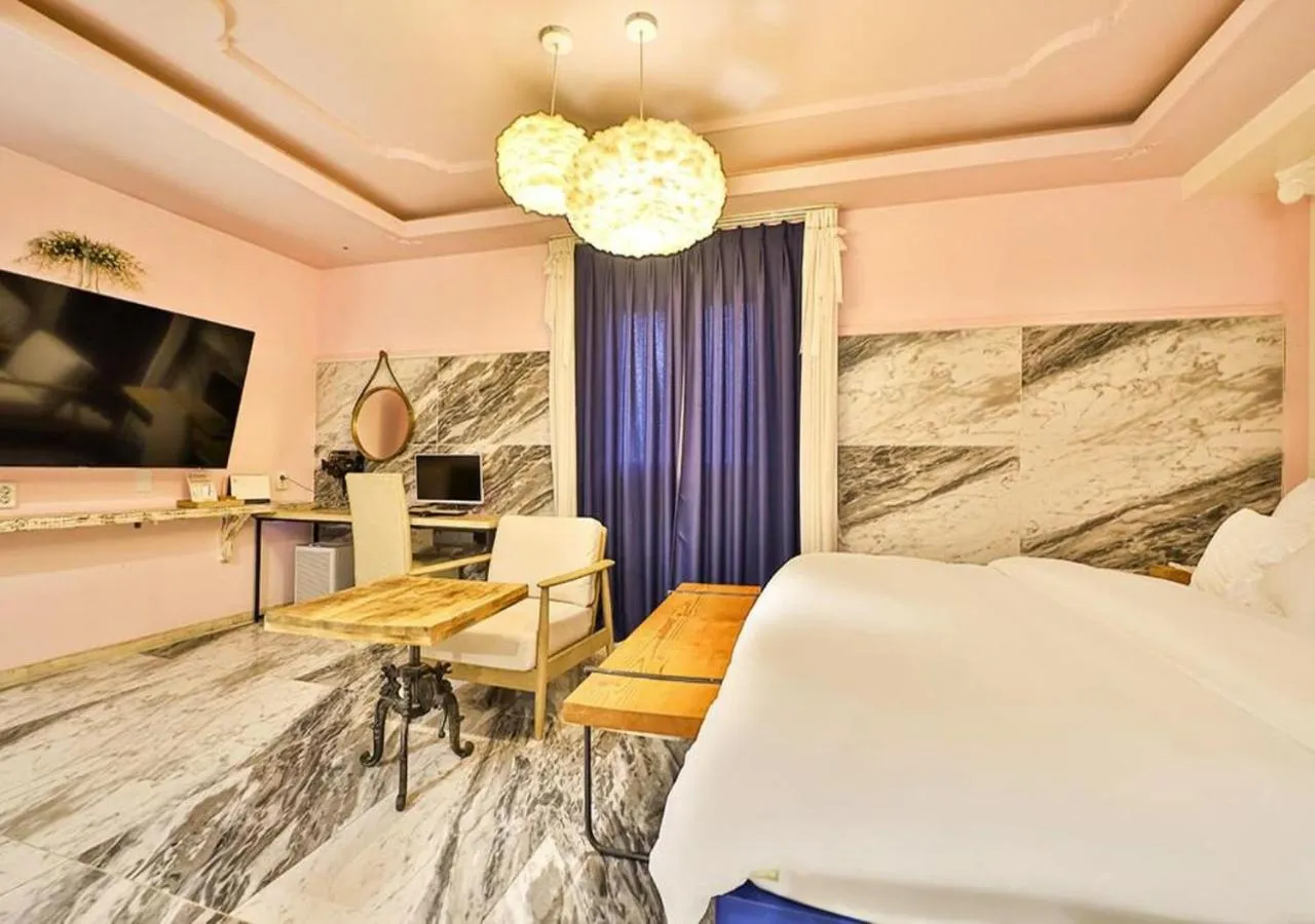 Bed in February Hotel Gimhae