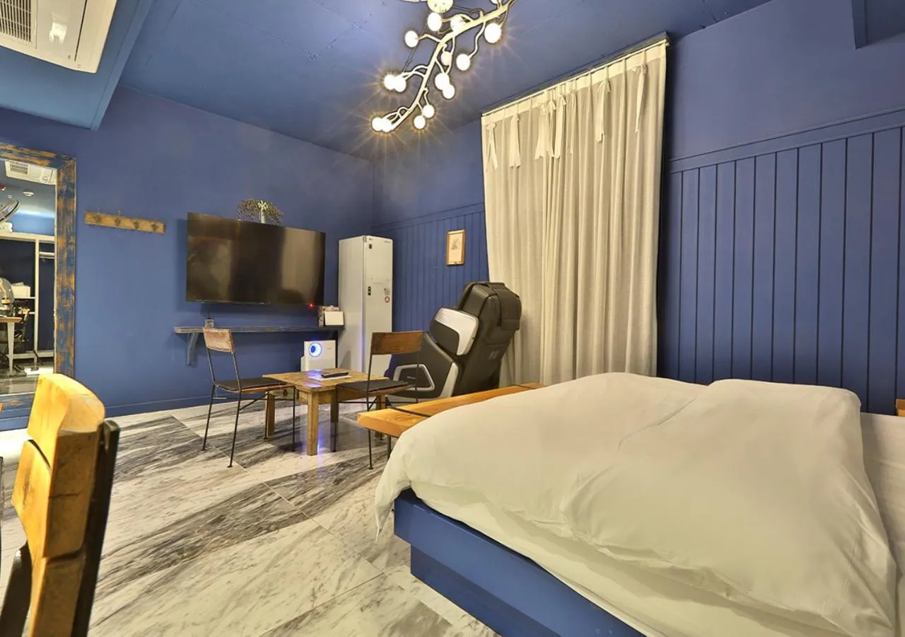 Bed in February Hotel Gimhae