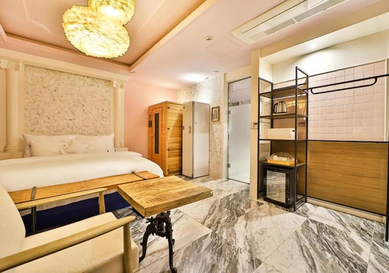 Bed in February Hotel Gimhae