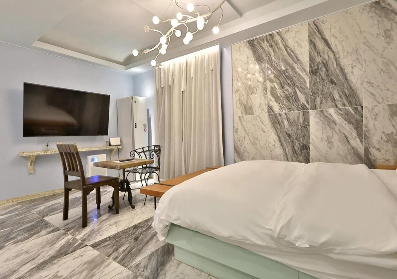 Bed in February Hotel Gimhae