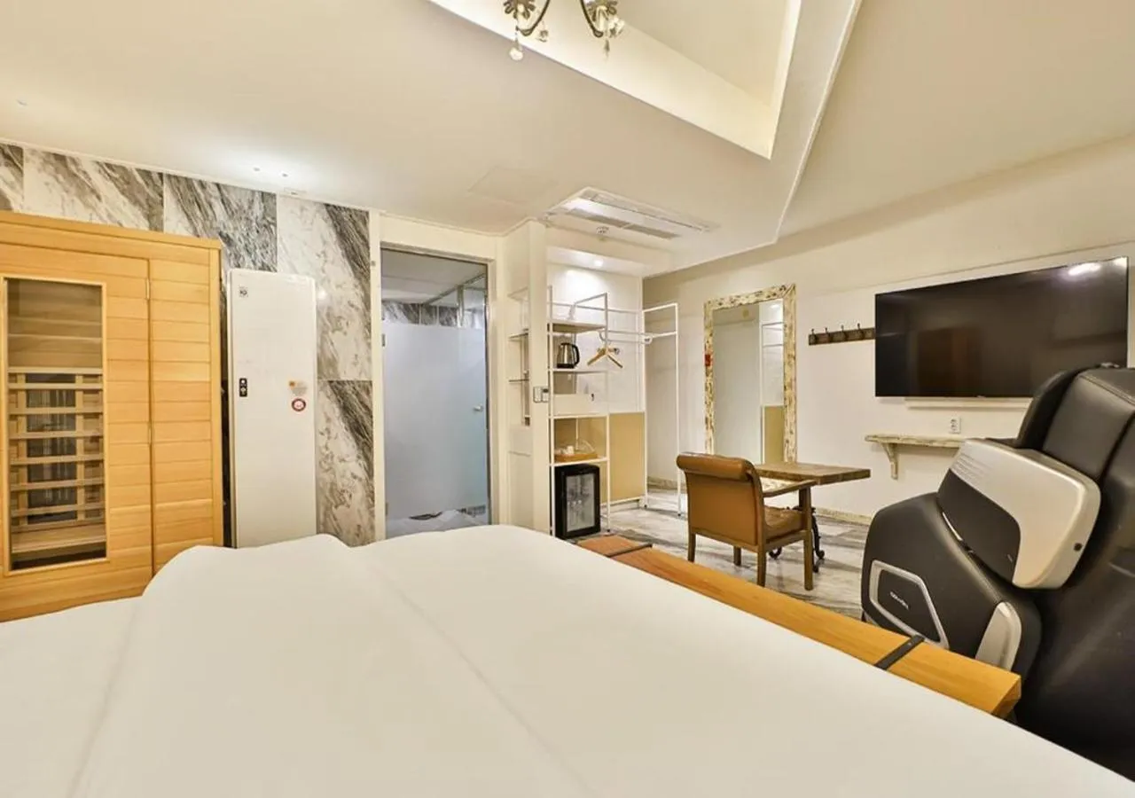 Bed in February Hotel Gimhae