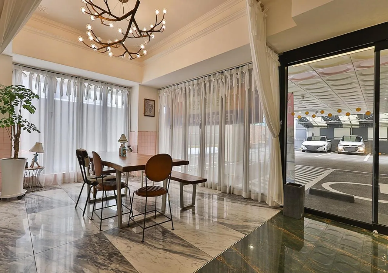 Bed in February Hotel Gimhae