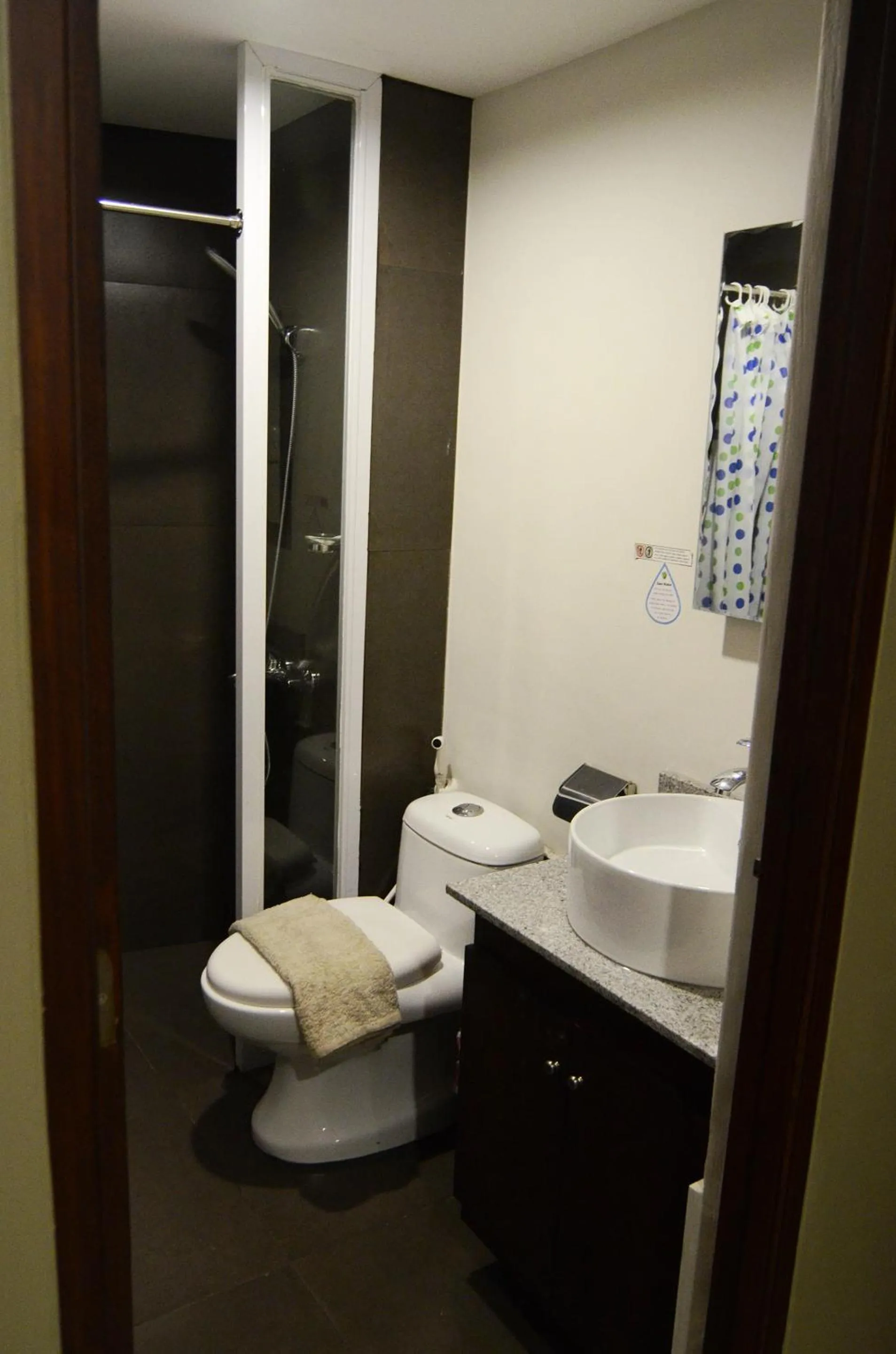 Toilet in Regina Hometel