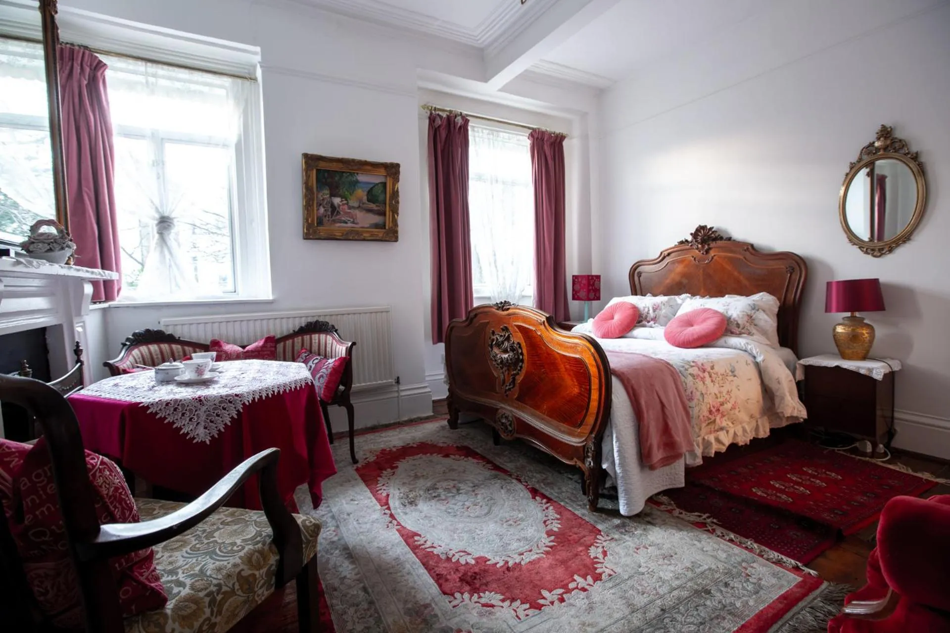 Photo of the whole room, Bed in Dawson Place, Juliette's Bed and Breakfast