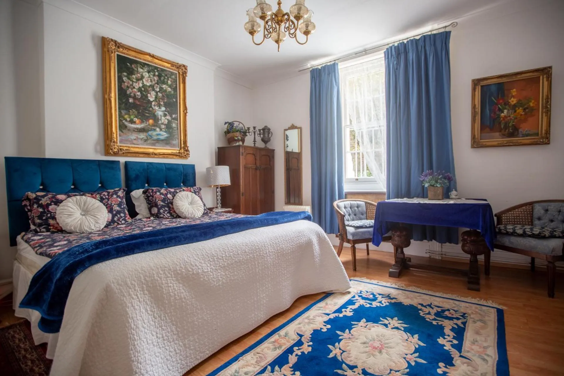 Photo of the whole room, Bed in Dawson Place, Juliette's Bed and Breakfast