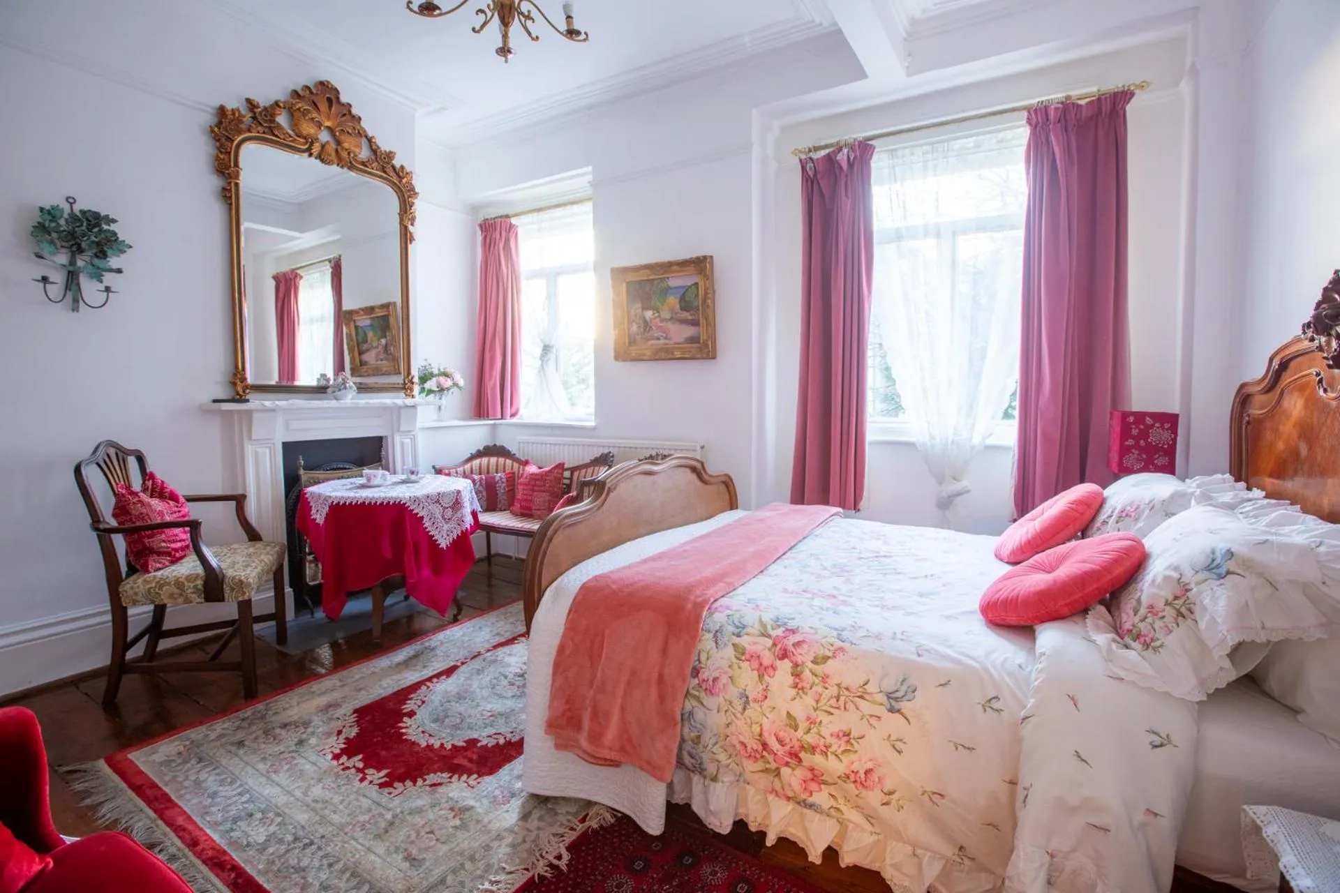 Photo of the whole room, Bed in Dawson Place, Juliette's Bed and Breakfast