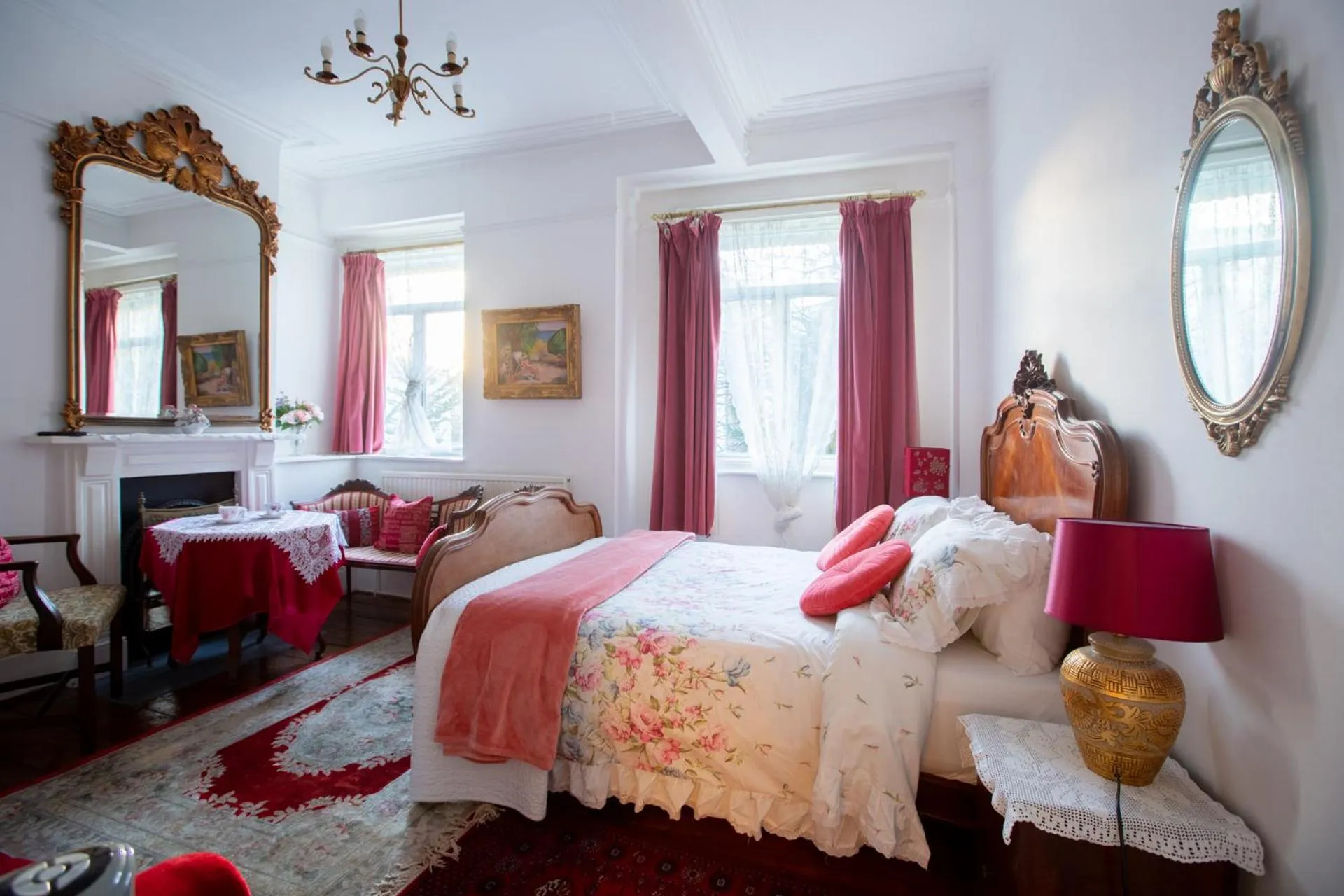 Photo of the whole room, Bed in Dawson Place, Juliette's Bed and Breakfast