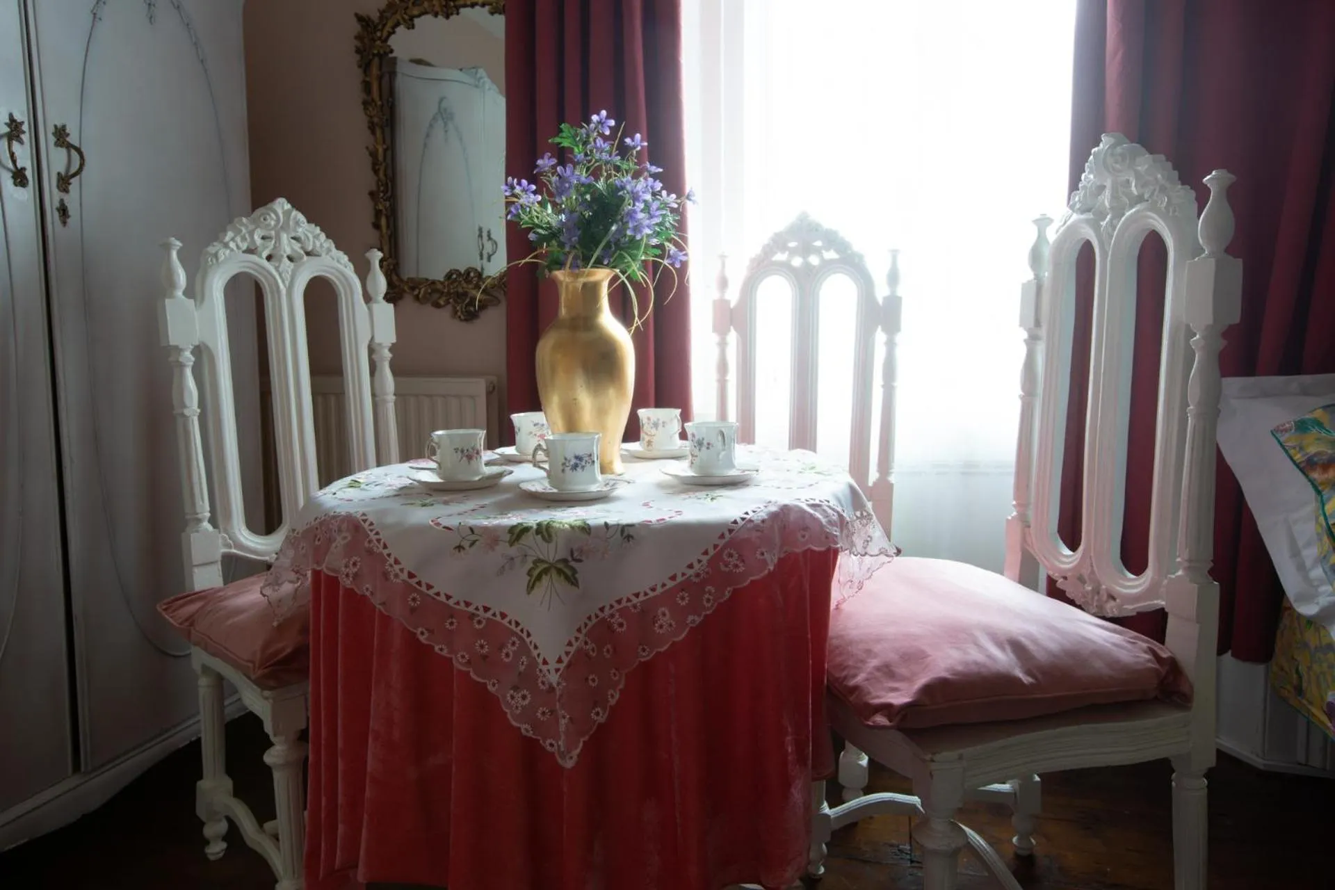 Dining area, Bed in Dawson Place, Juliette's Bed and Breakfast