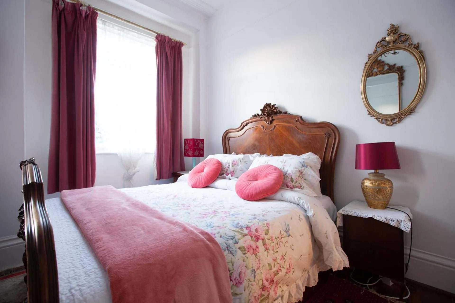 Bed in Dawson Place, Juliette's Bed and Breakfast