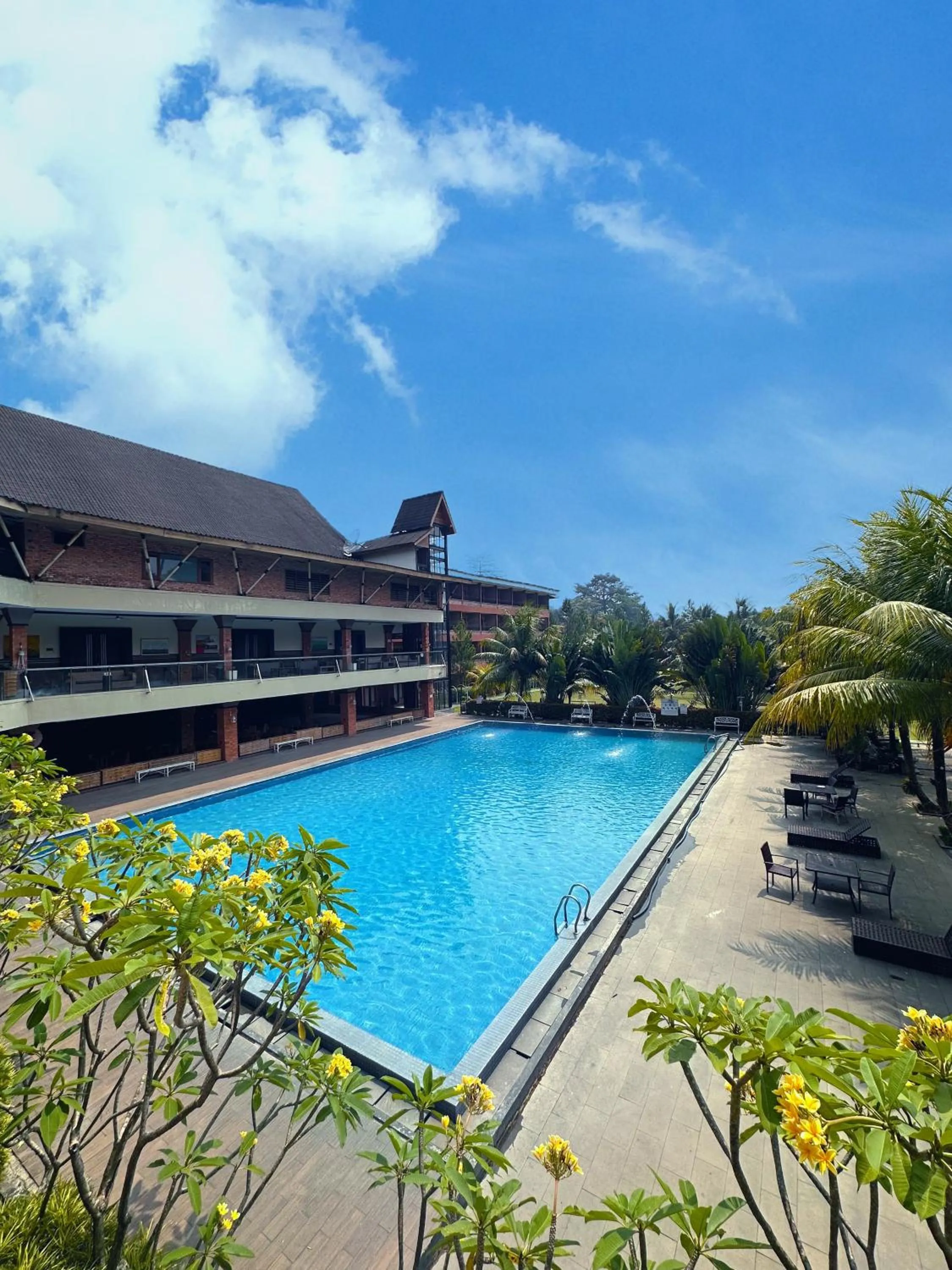Swimming pool in Grand Mulya Hotel Bogor