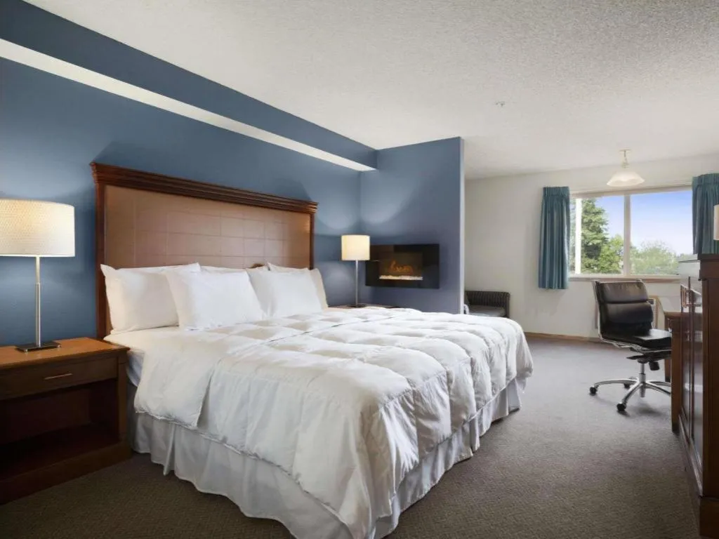 Bed in Days Inn by Wyndham Lacey Olympia Area