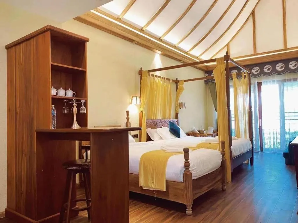 Bed in LARNG YAY  Riverview Resort Hotel