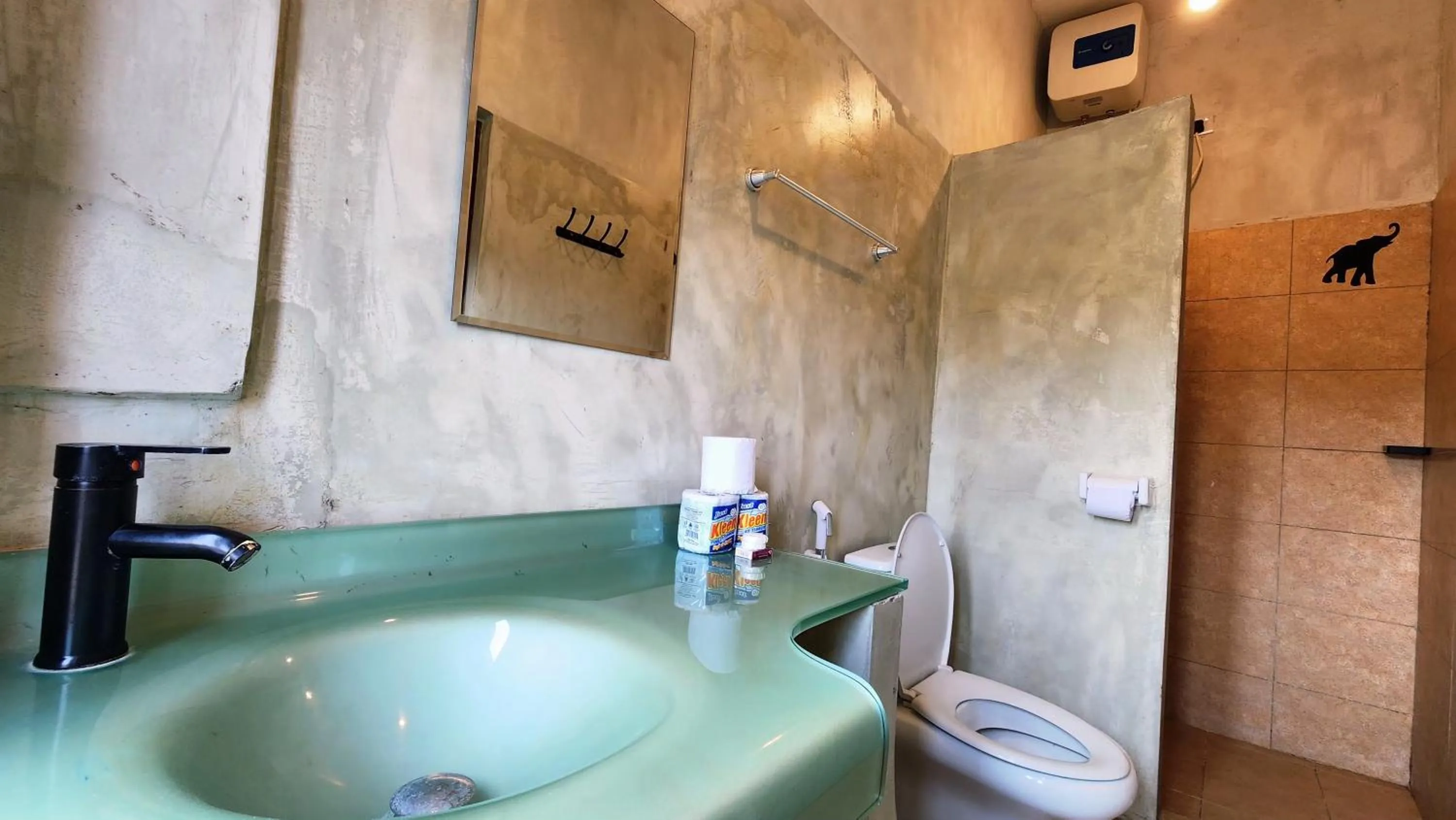 Shower in Rumaisa Hotel