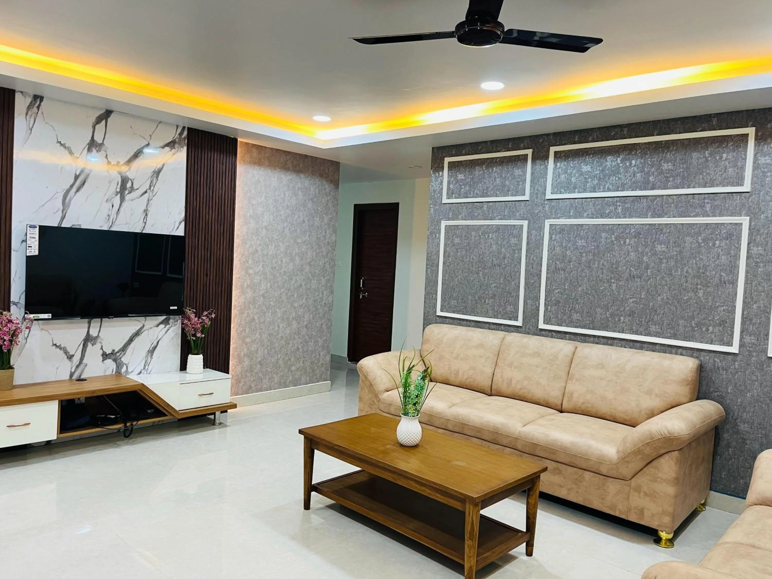 Communal lounge/ TV room in Hotel Viola Suites Madhapur, Business Hotel