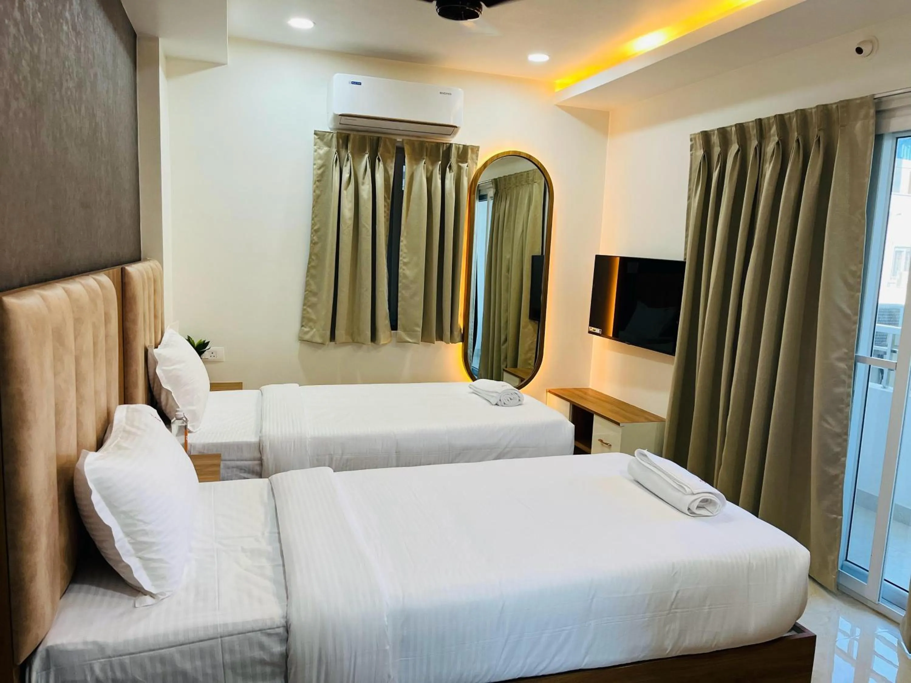 Bed in Hotel Viola Suites Madhapur, Business Hotel
