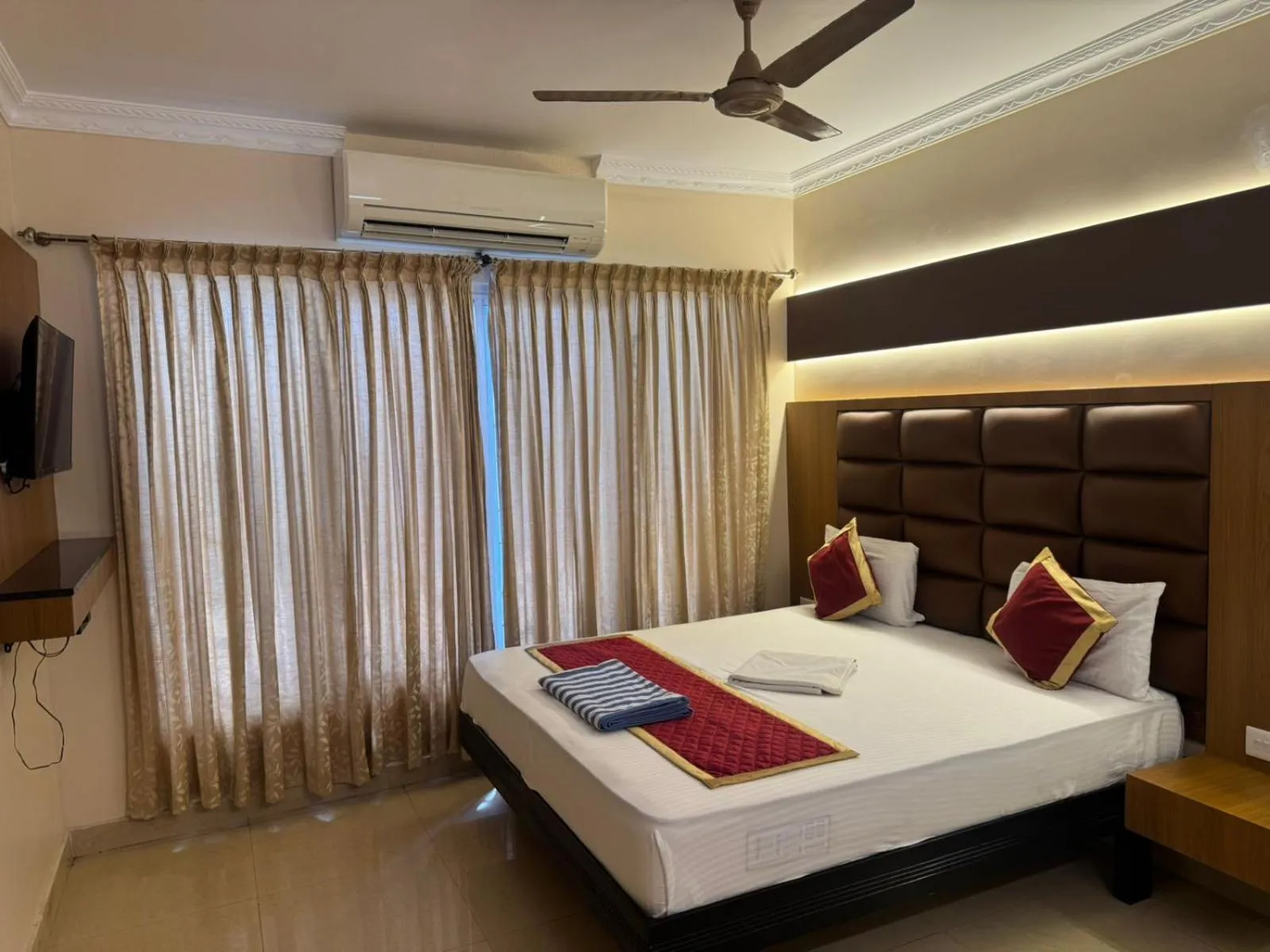 Bedroom, Bed in HOTEL SRIMANIYA