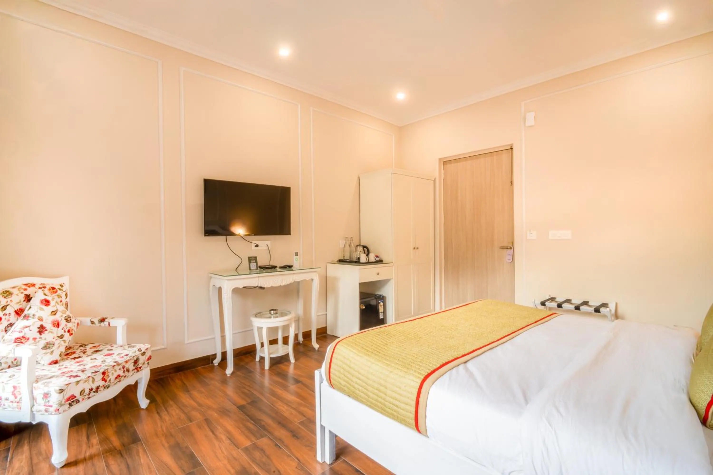 Photo of the whole room, Bed in Marten's Wilderness Retreat