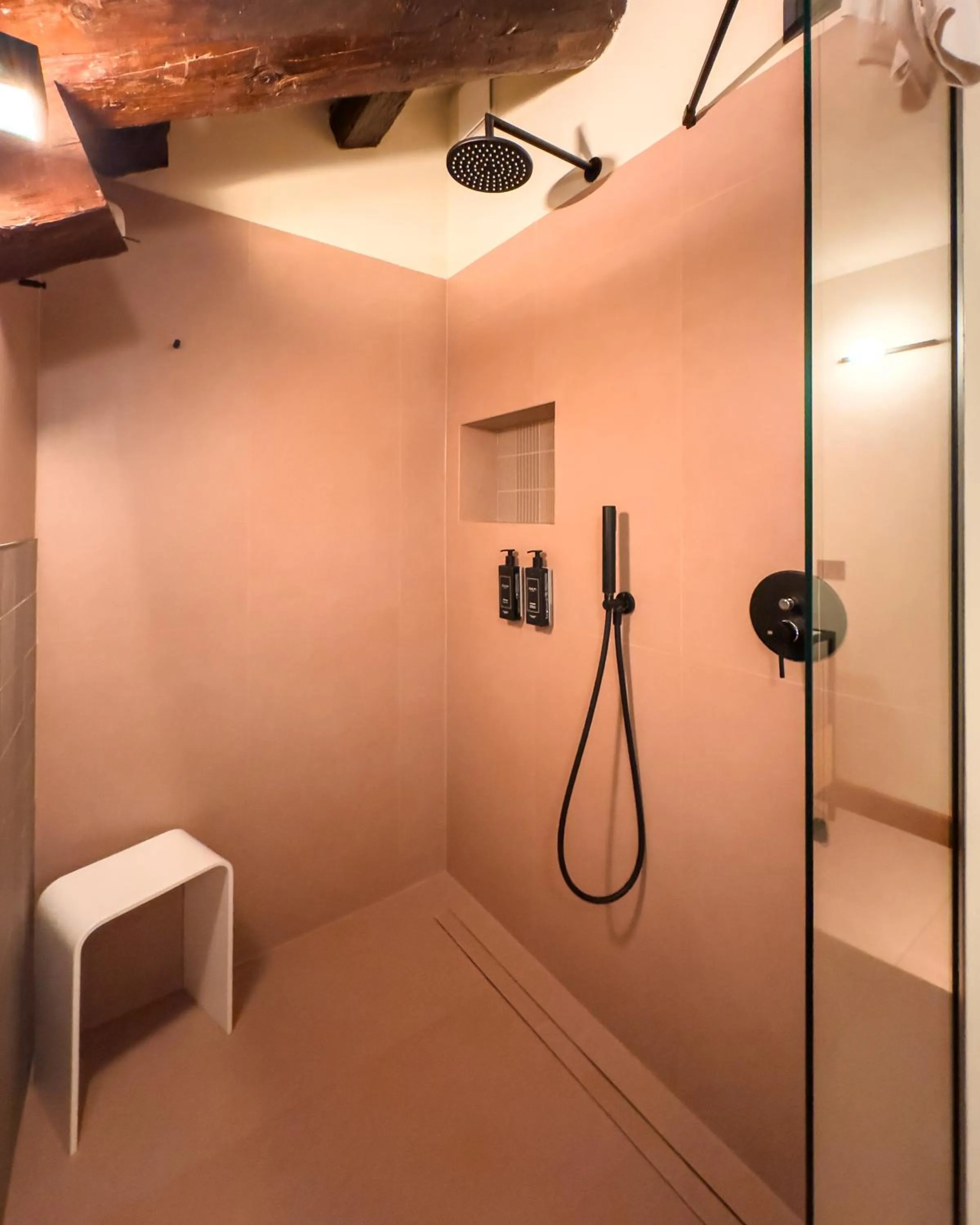 Shower in 1448 Antica Dimora Al Merlo Bianco