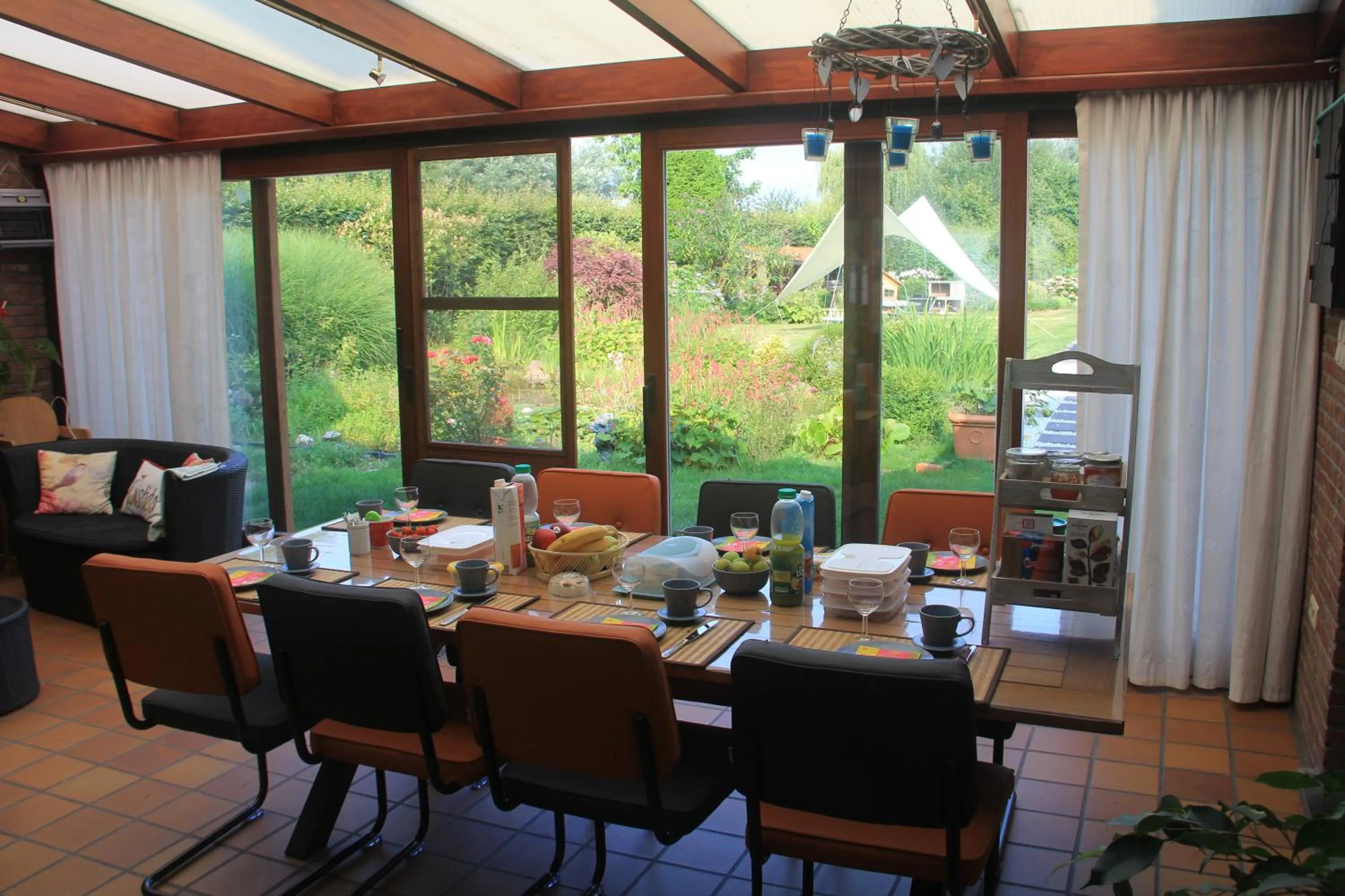 Dining area in B&B Het KoeKoeKsnest Schelle
